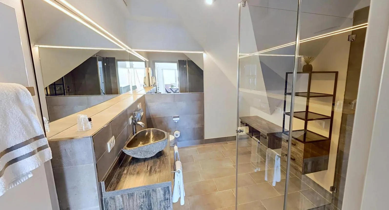 Bathroom in Boardinghouse Emden