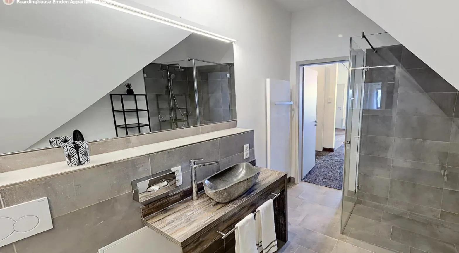 Bathroom in Boardinghouse Emden