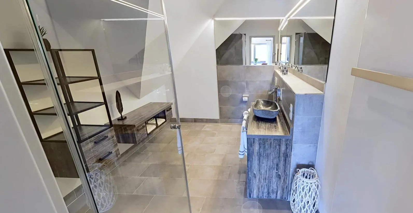 Bathroom in Boardinghouse Emden