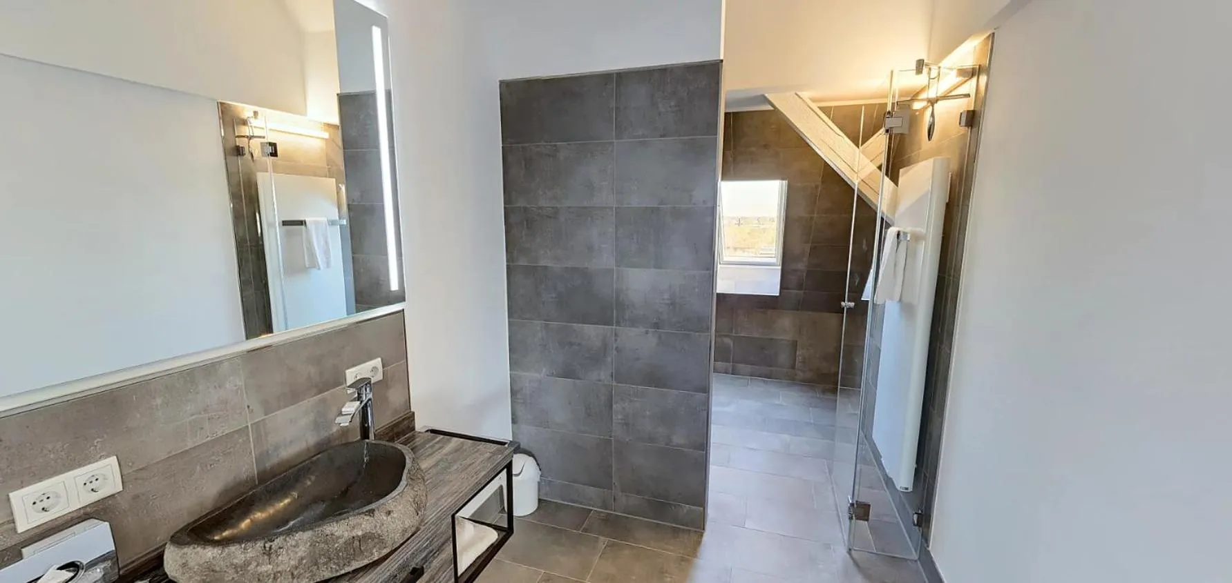 Bathroom in Boardinghouse Emden