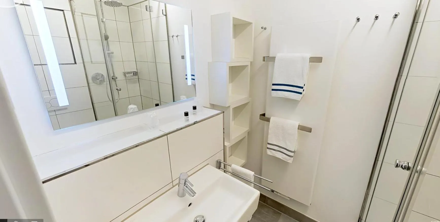 Bathroom in Boardinghouse Emden