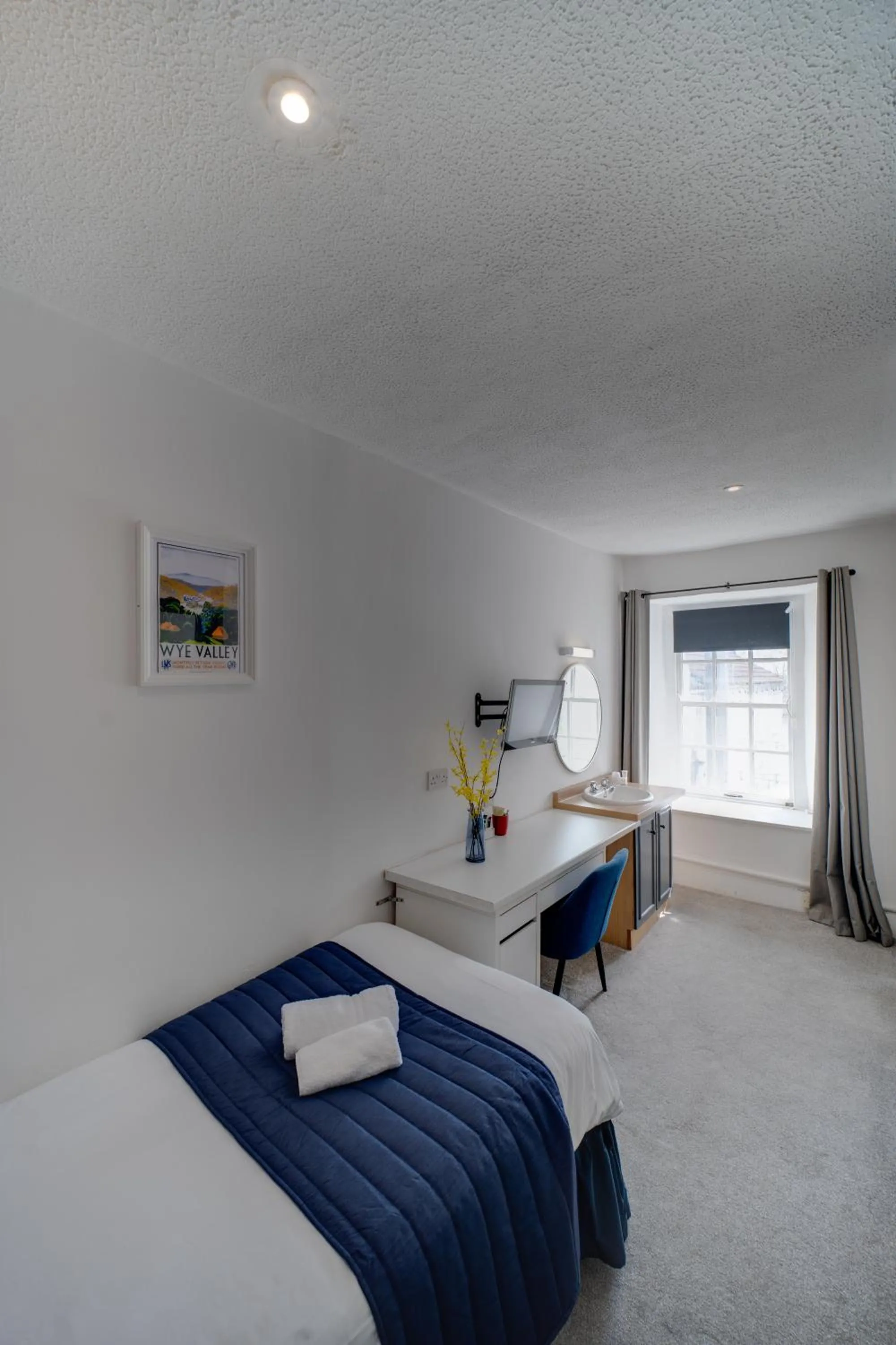 Photo of the whole room, Bed in The Beaufort Hotel