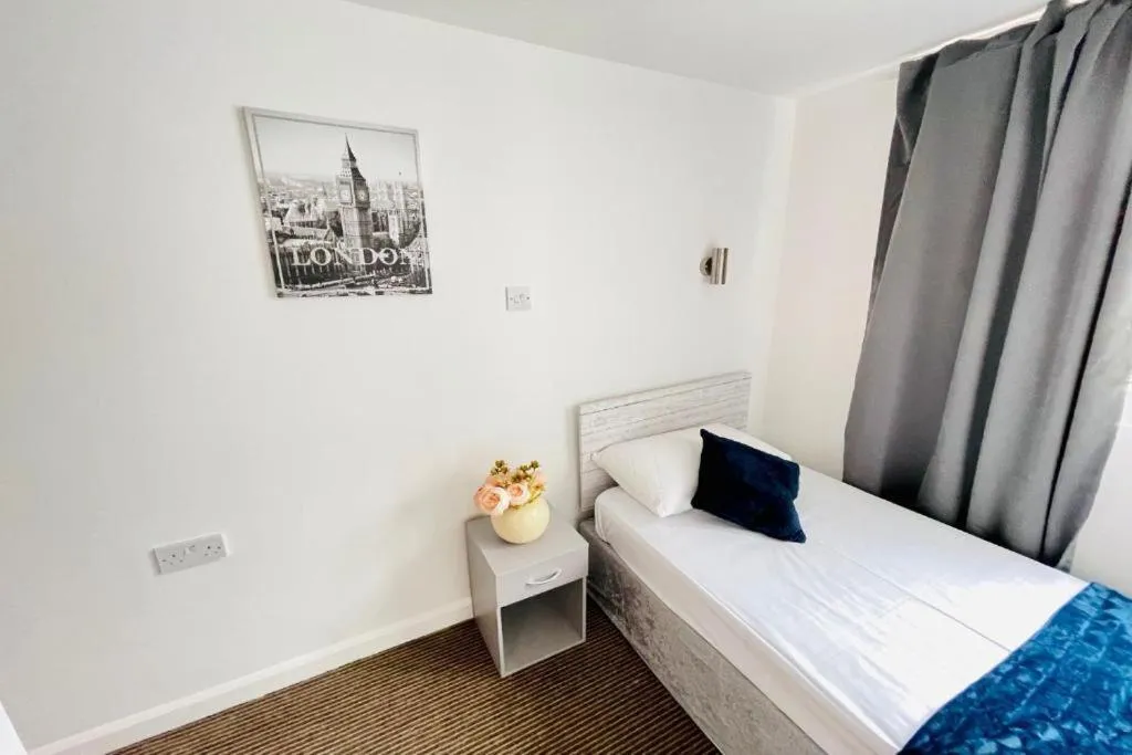 Bedroom, Bed in New Birchfield Hotel