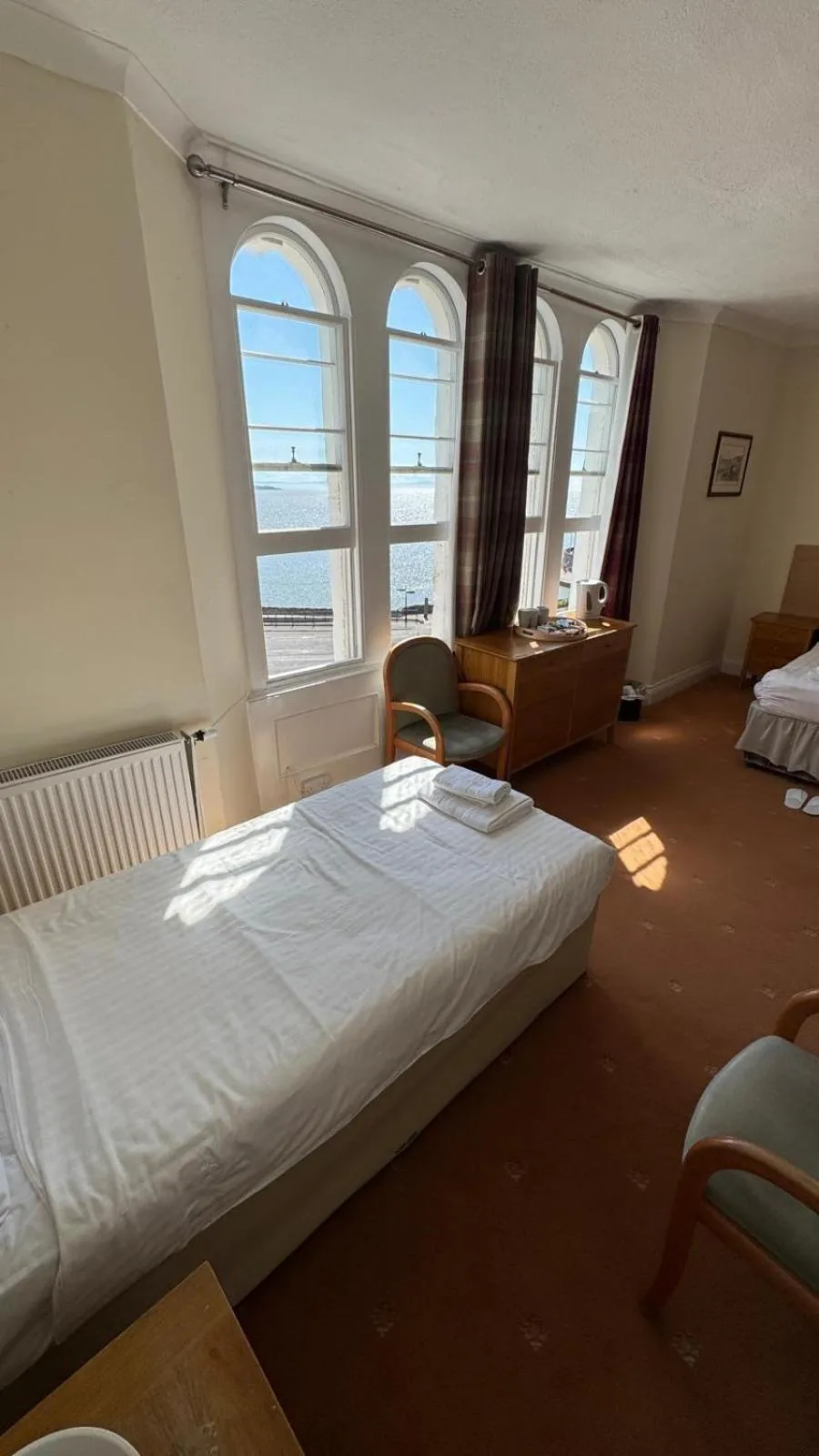 Bedroom, Bed in New Birchfield Hotel