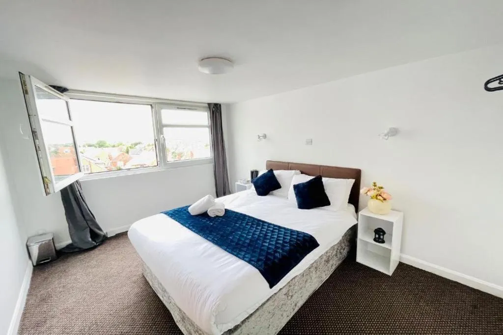 Bedroom, Bed in New Birchfield Hotel