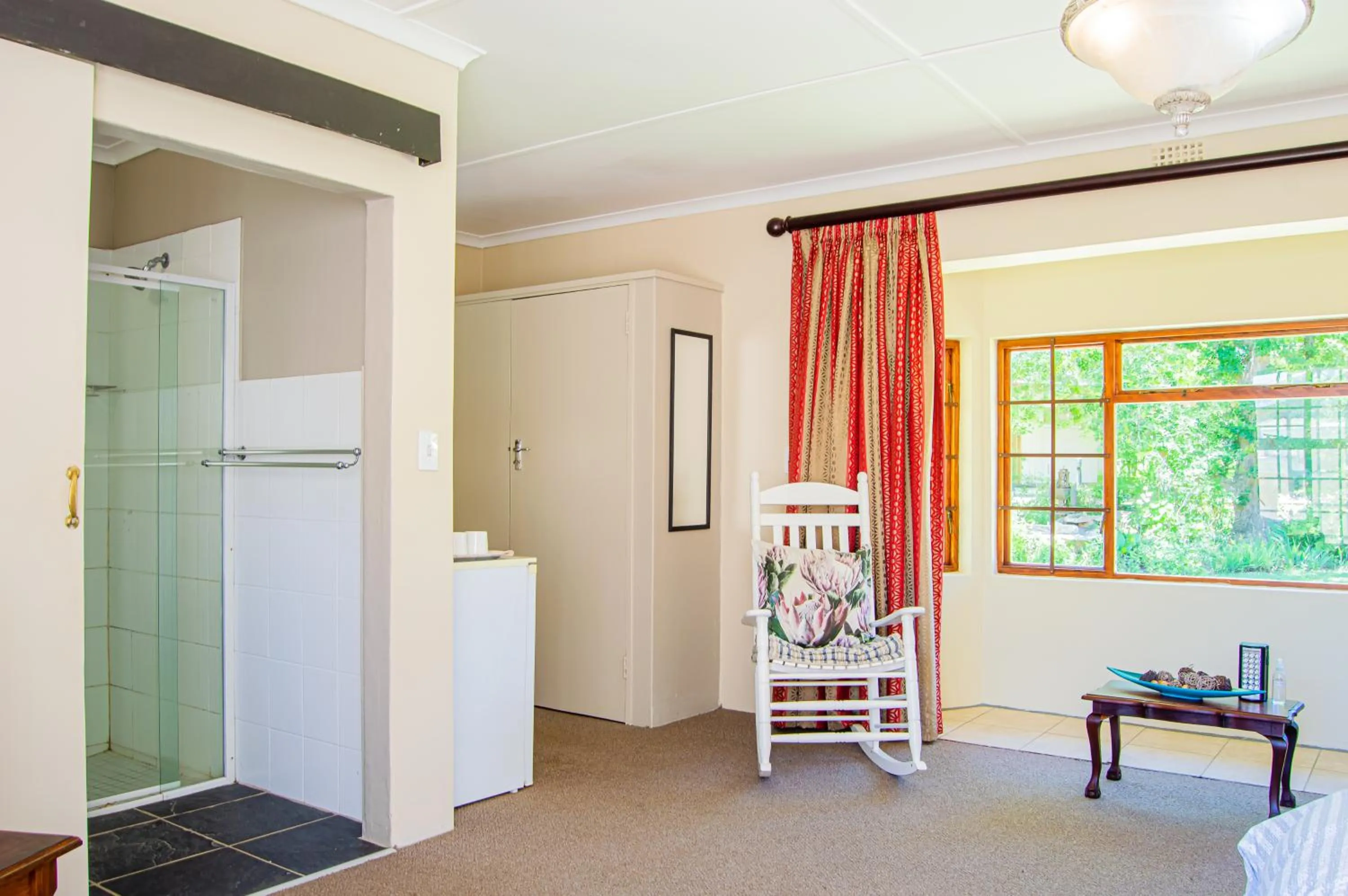 Seating area, Bed in Dunroamin Bed and Breakfast