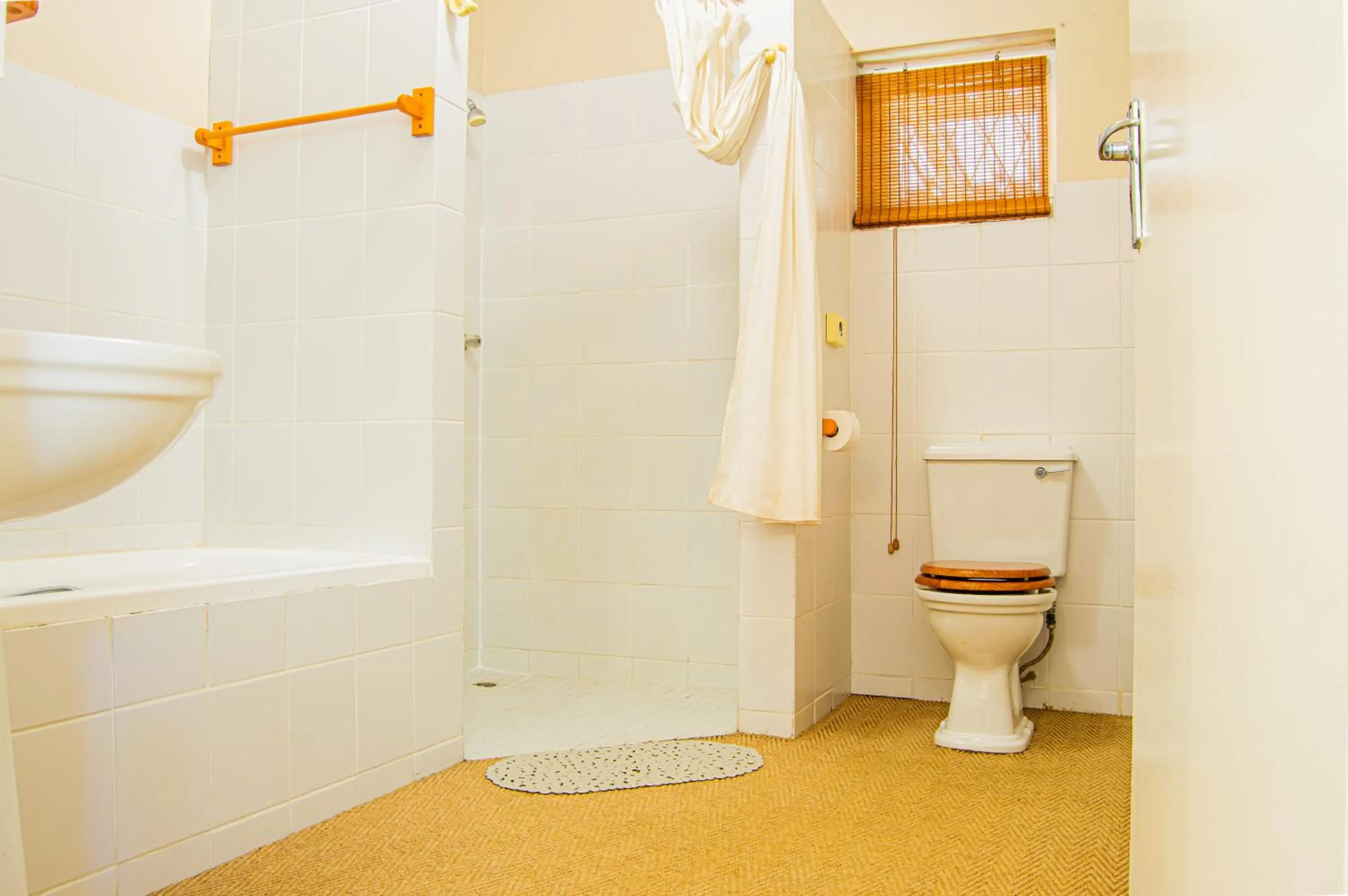 Bathroom in Dunroamin Bed and Breakfast