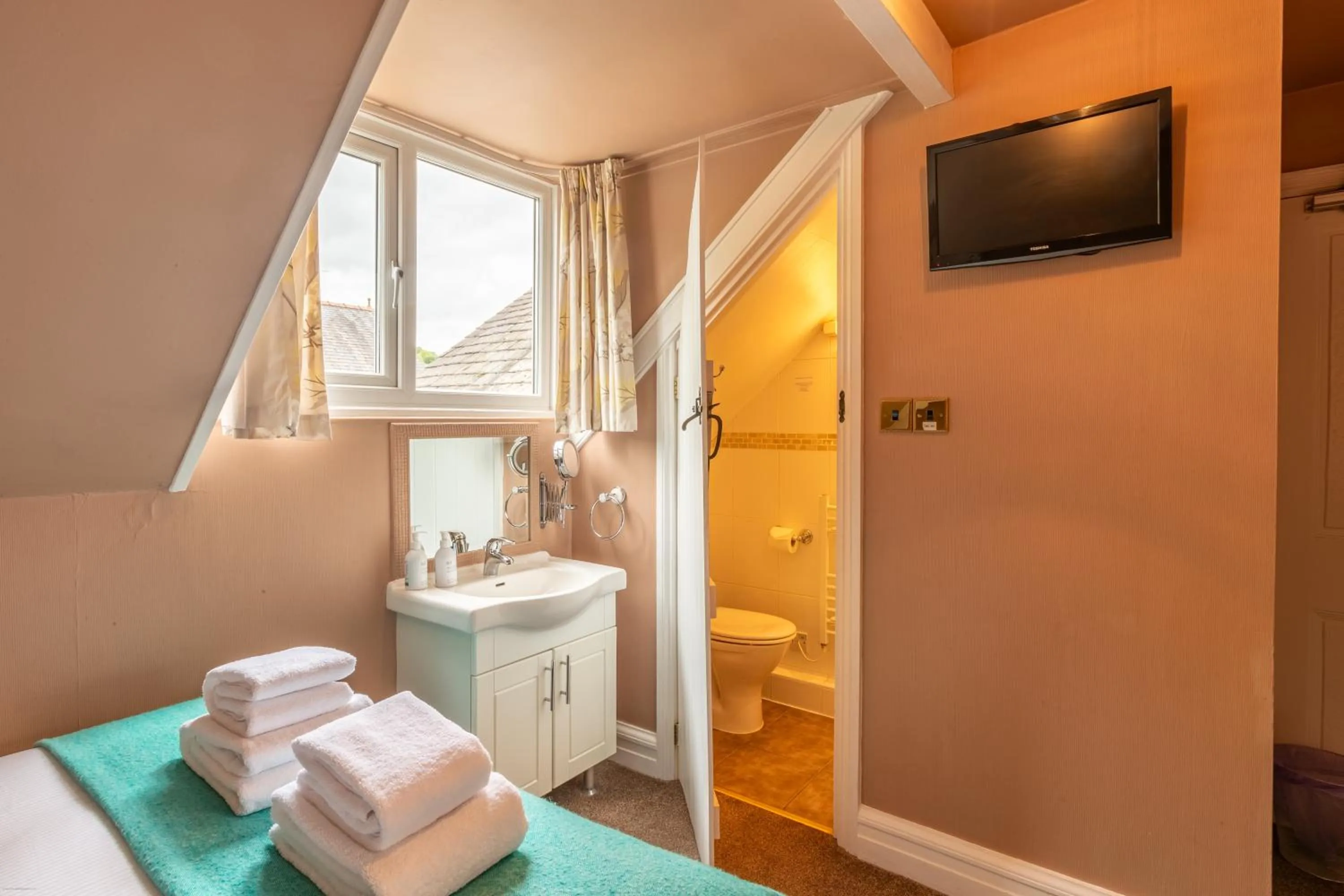 Bathroom, Bed in Oakfold House