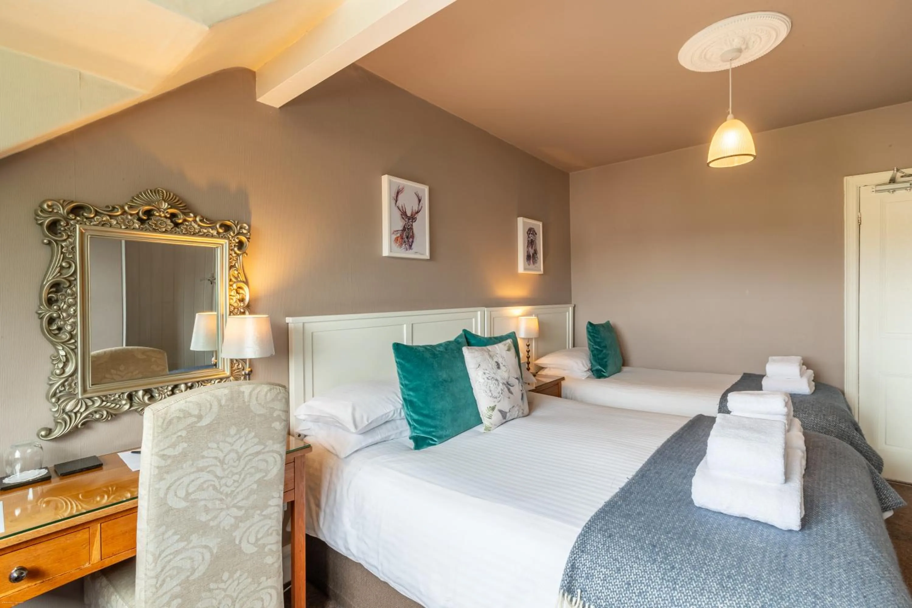 Bedroom, Bed in Oakfold House