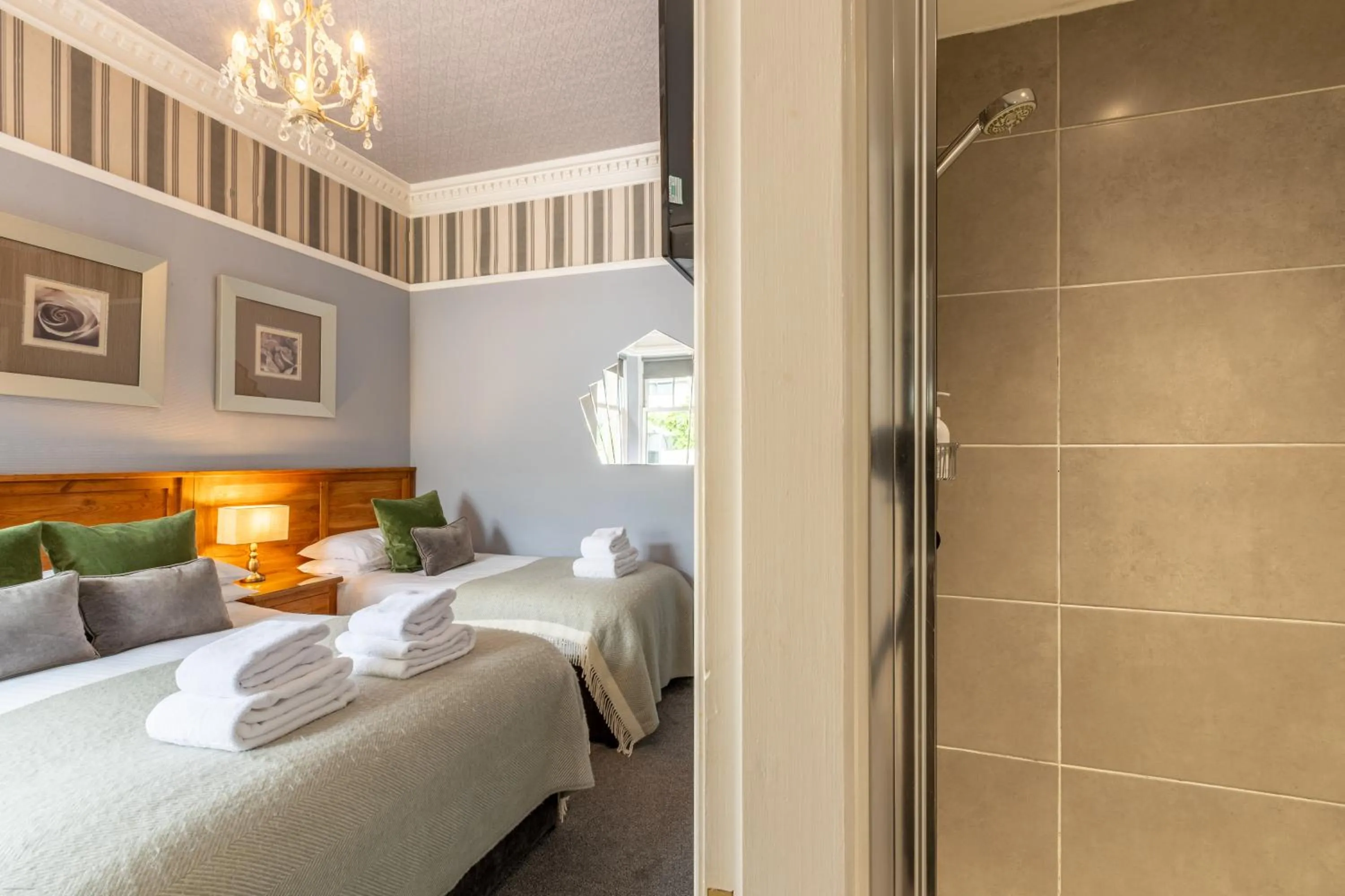 Bedroom, Bed in Oakfold House