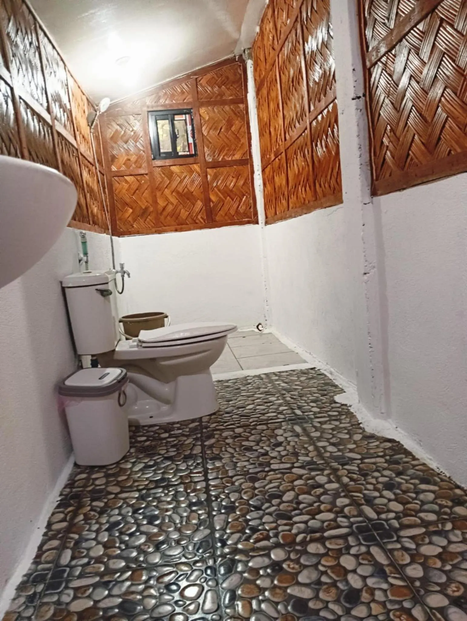 Shower in Magindara Guesthouse