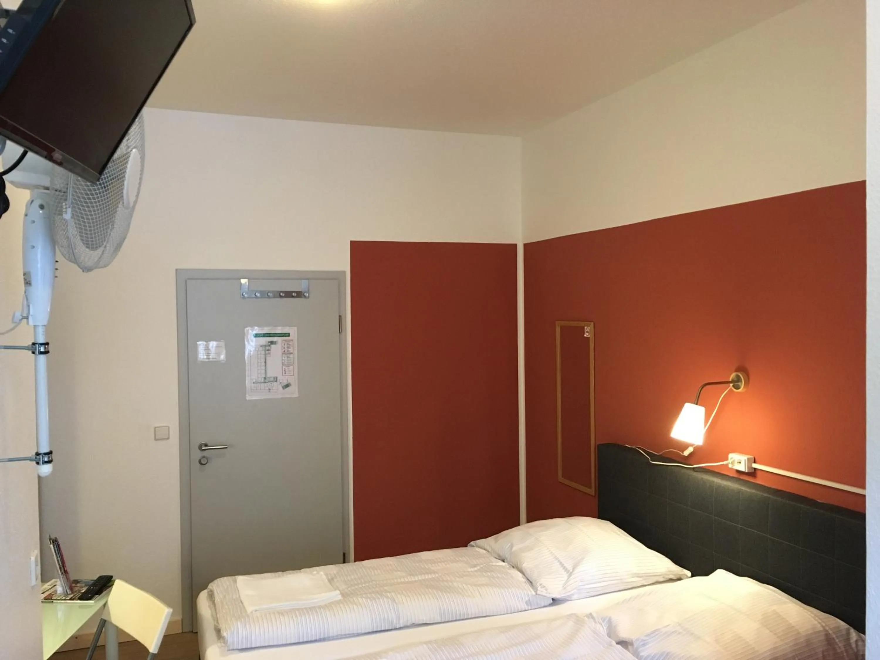 Photo of the whole room, Bed in Hostel Gästehaus Kaiserpassage- Ihr Cityhostel