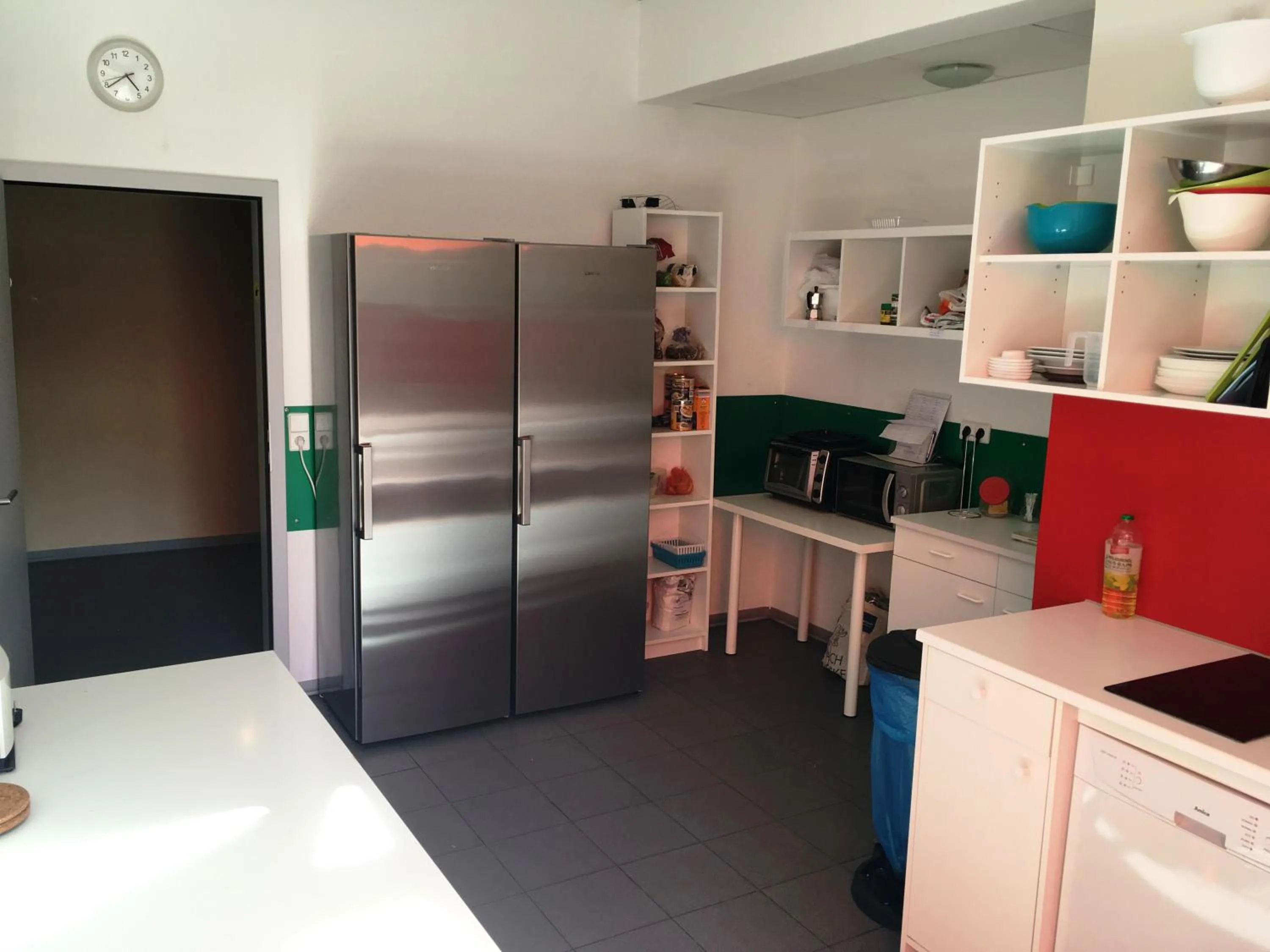 Communal kitchen in Hostel Gästehaus Kaiserpassage- Ihr Cityhostel