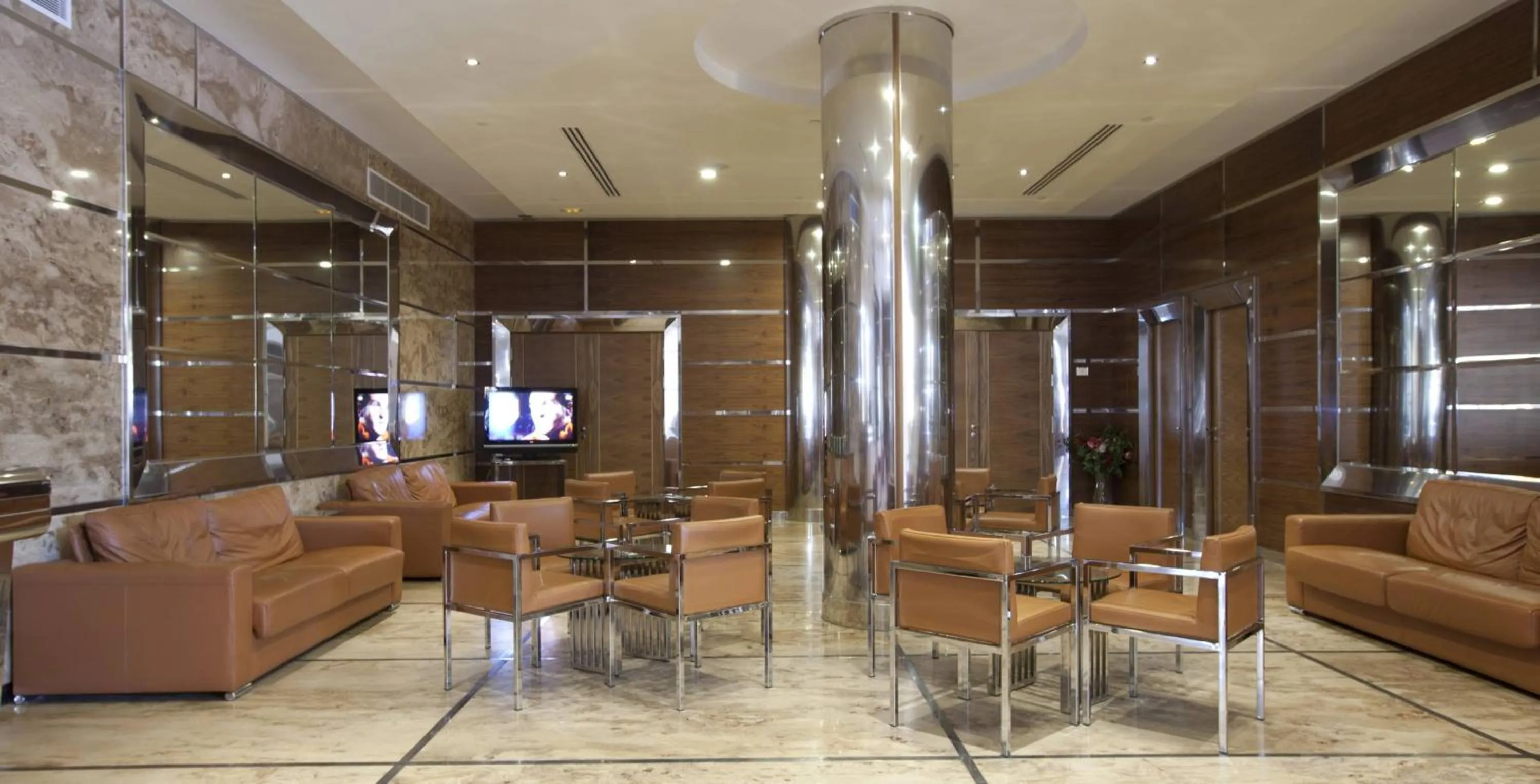 Communal lounge/ TV room in Gran Hotel Corona Sol