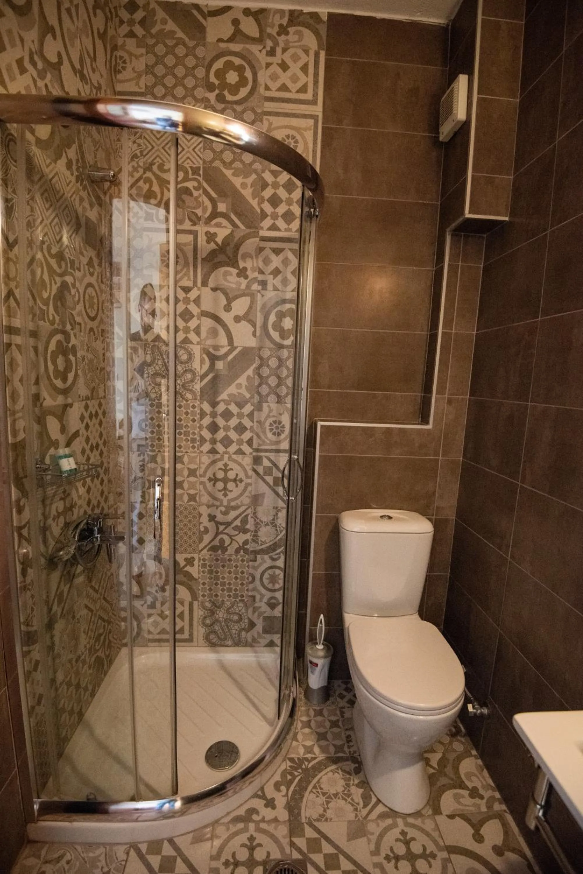 Shower in Domus Inn