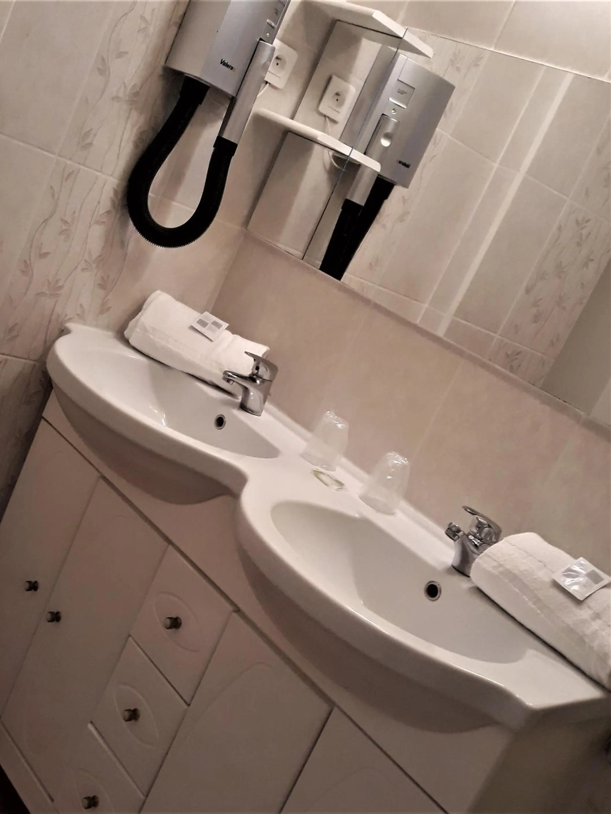 Bathroom in Hôtel Trianon