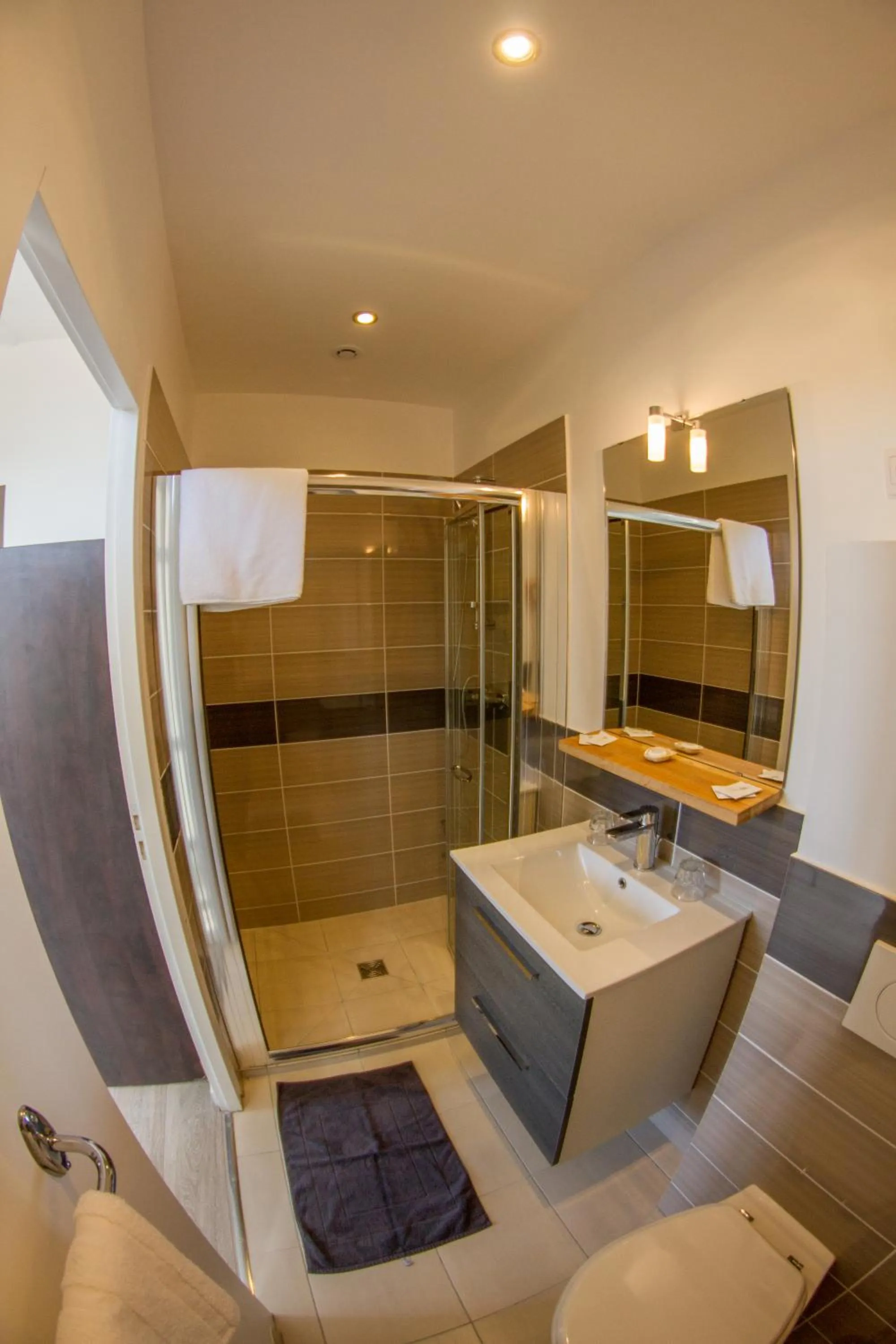 Shower in Hôtel Trianon