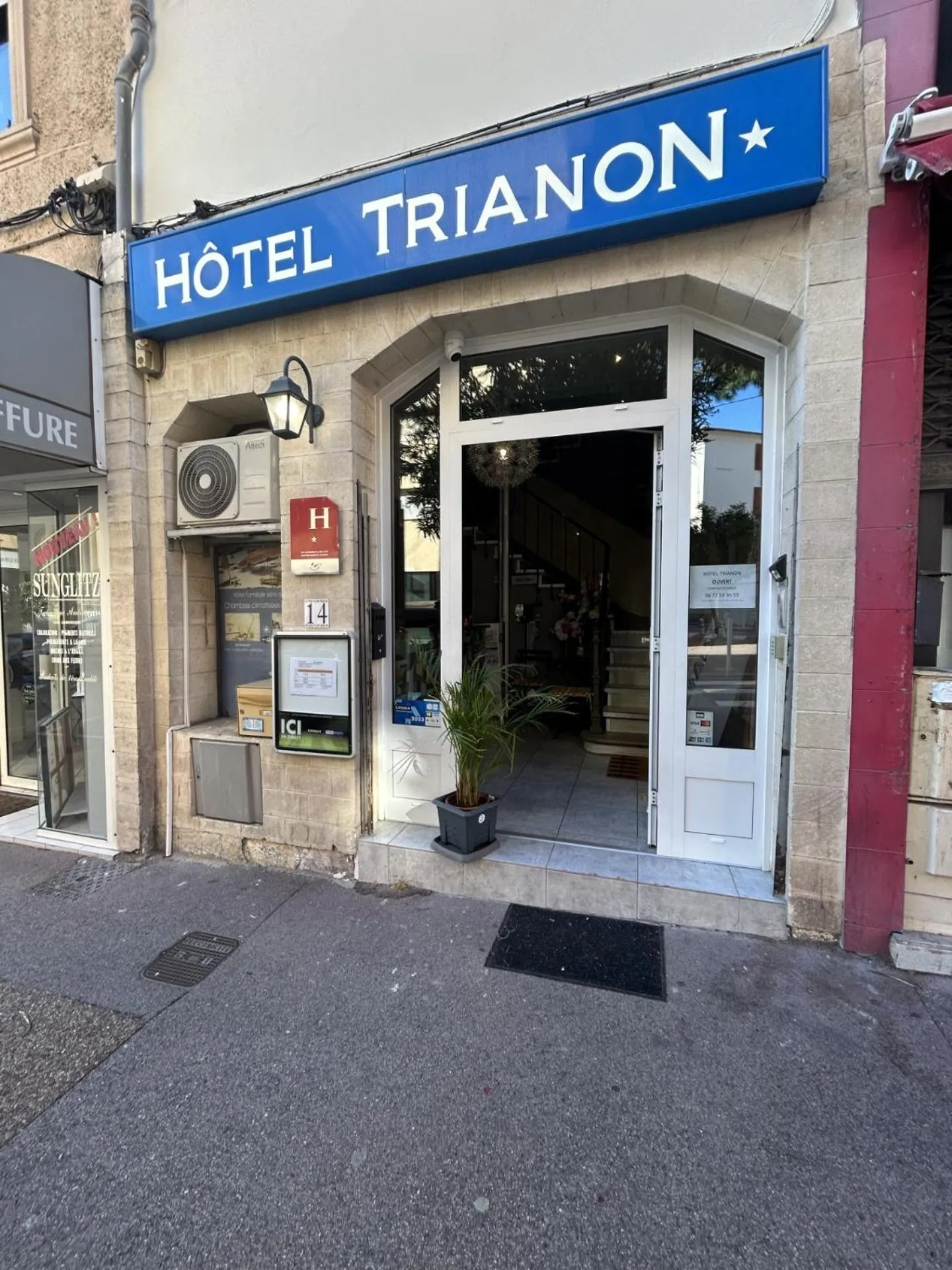 Facade/entrance in Hôtel Trianon