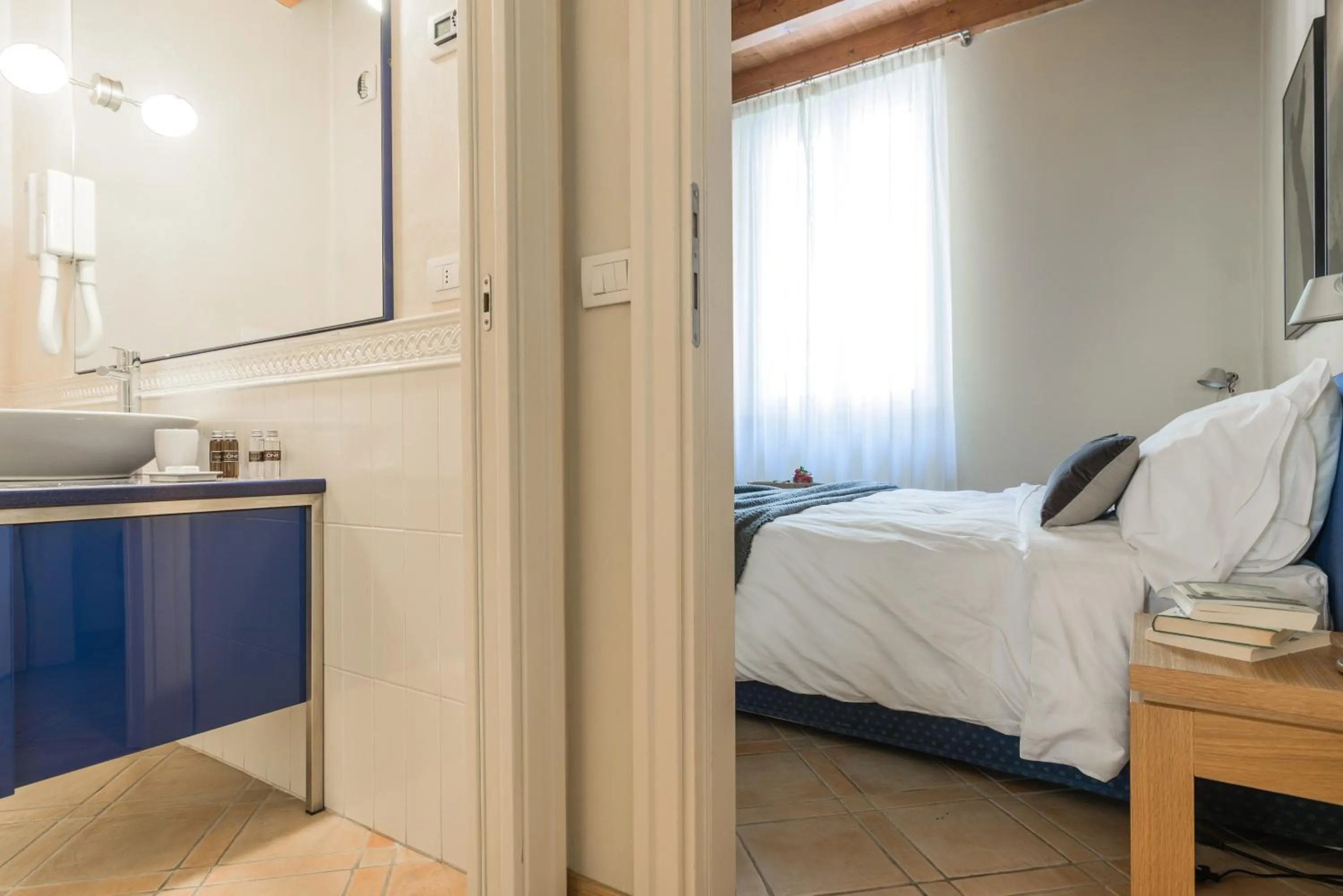 Bathroom, Bed in Ascanio Sforza - Suites & Apartments