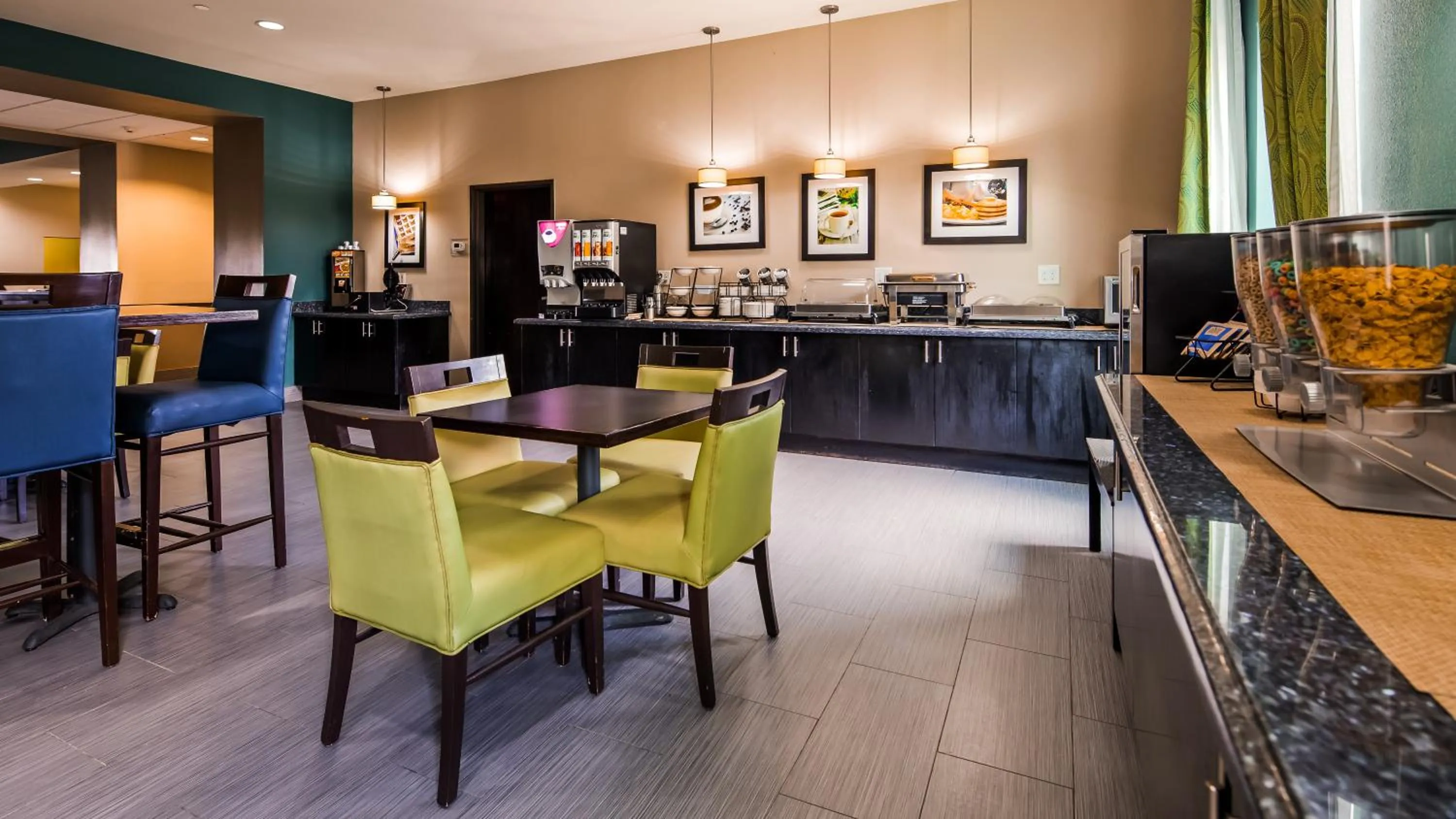 Breakfast in Best Western Plus Carrizo Springs Inn & Suites