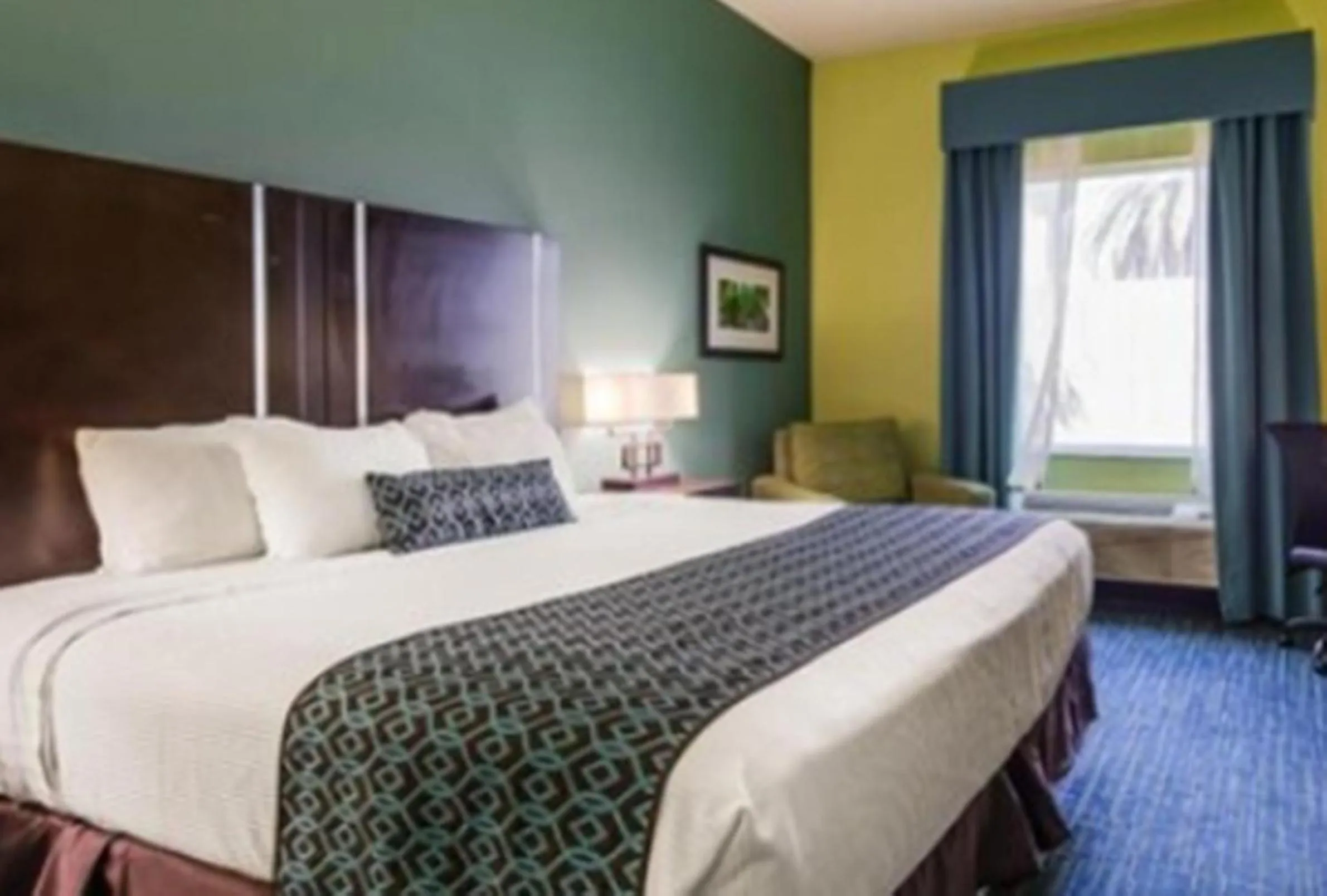 Bed in Best Western Plus Carrizo Springs Inn & Suites
