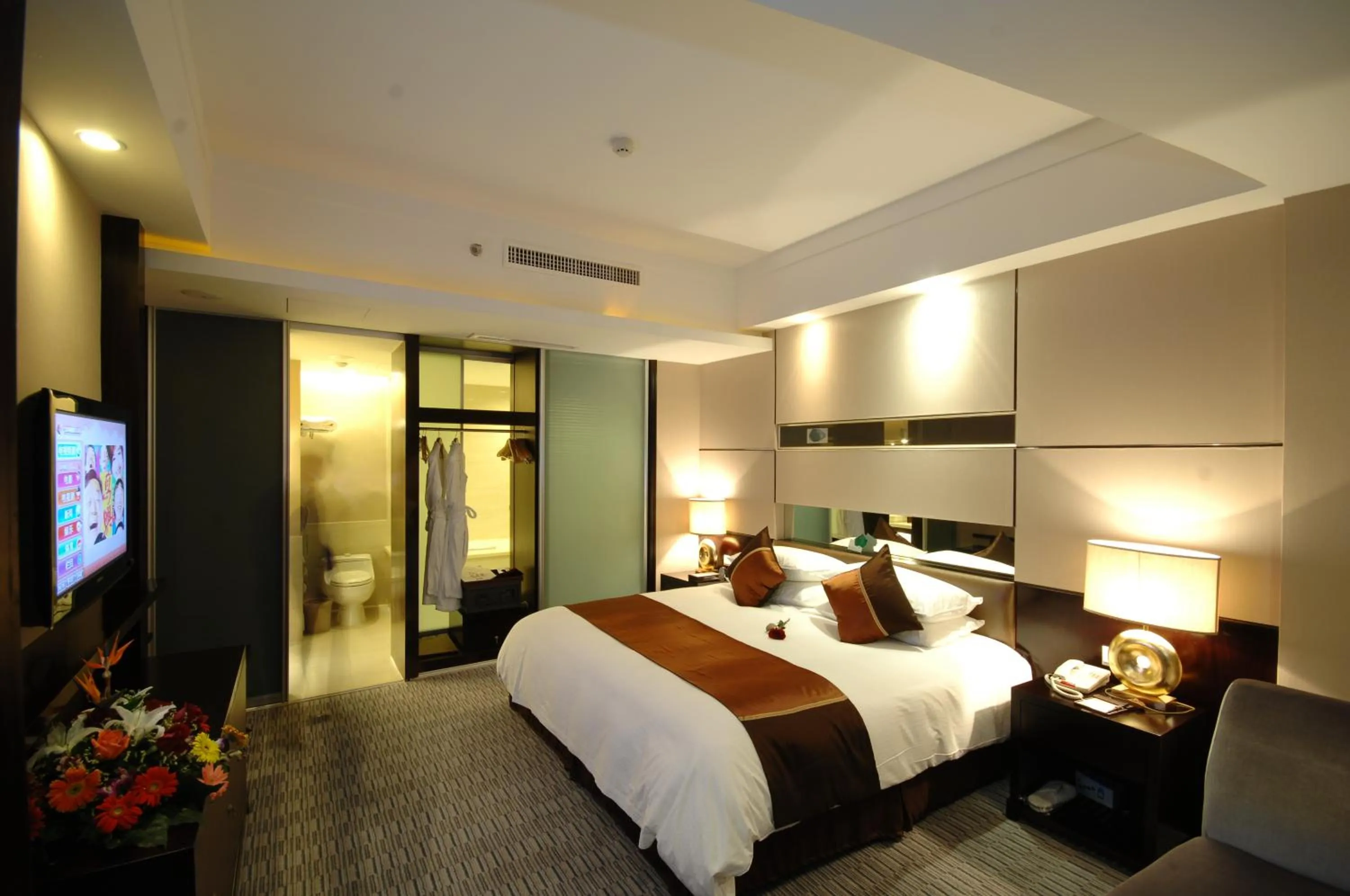 Photo of the whole room, Bed in Royal Palace Hotel Haining