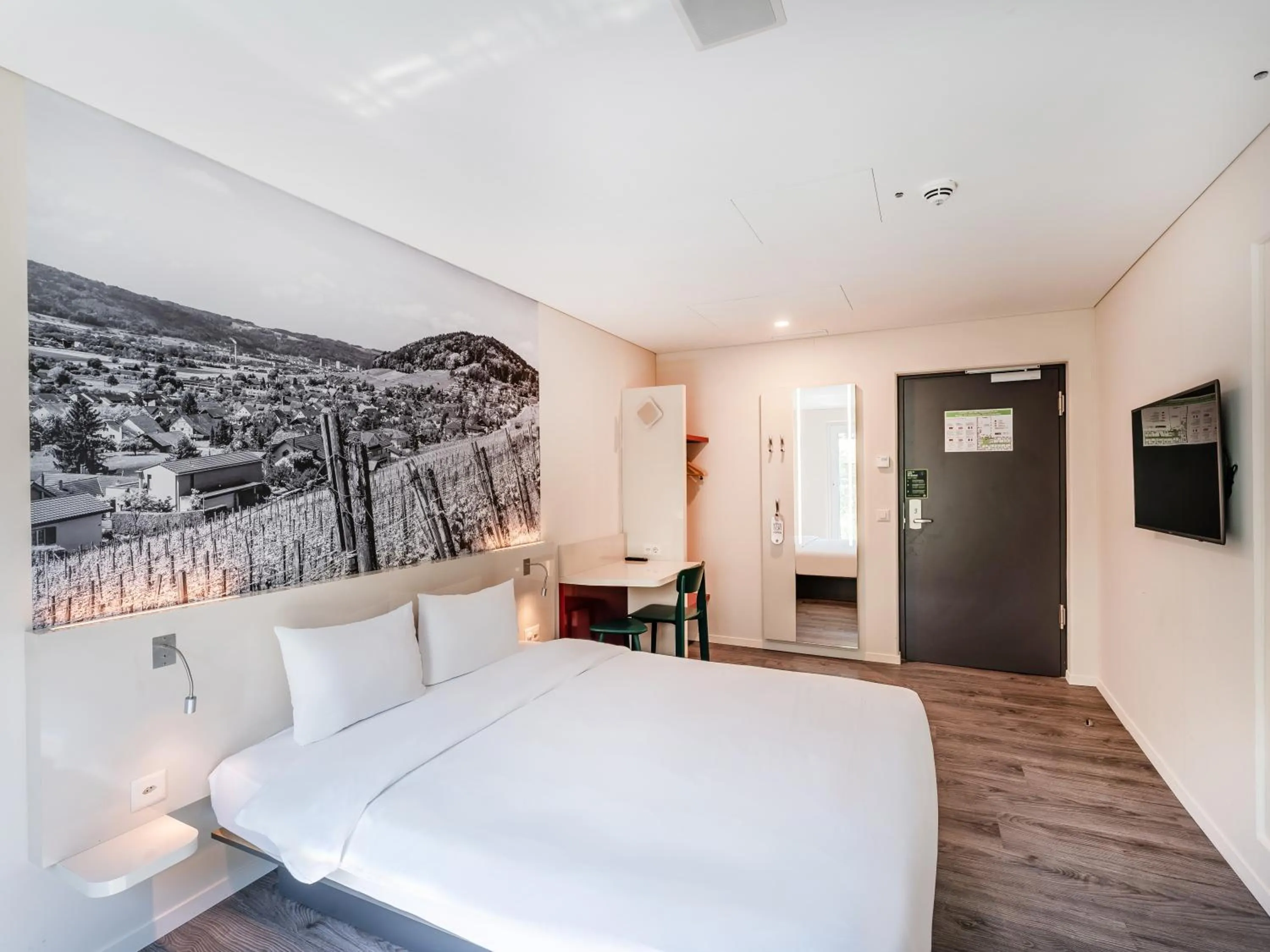 Bed in B&B HOTEL Zürich Airport