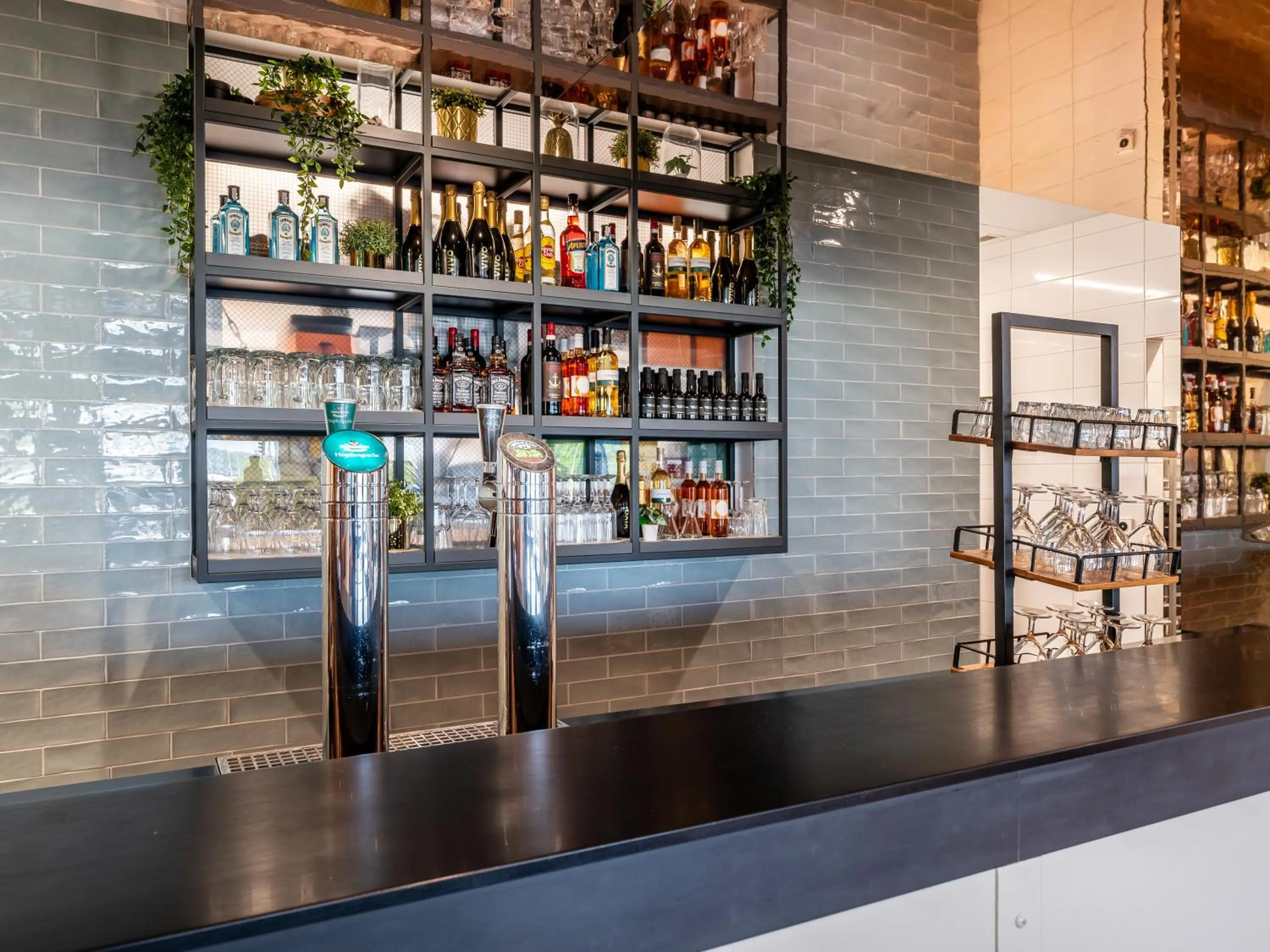 Lounge or bar in B&B HOTEL Zürich Airport