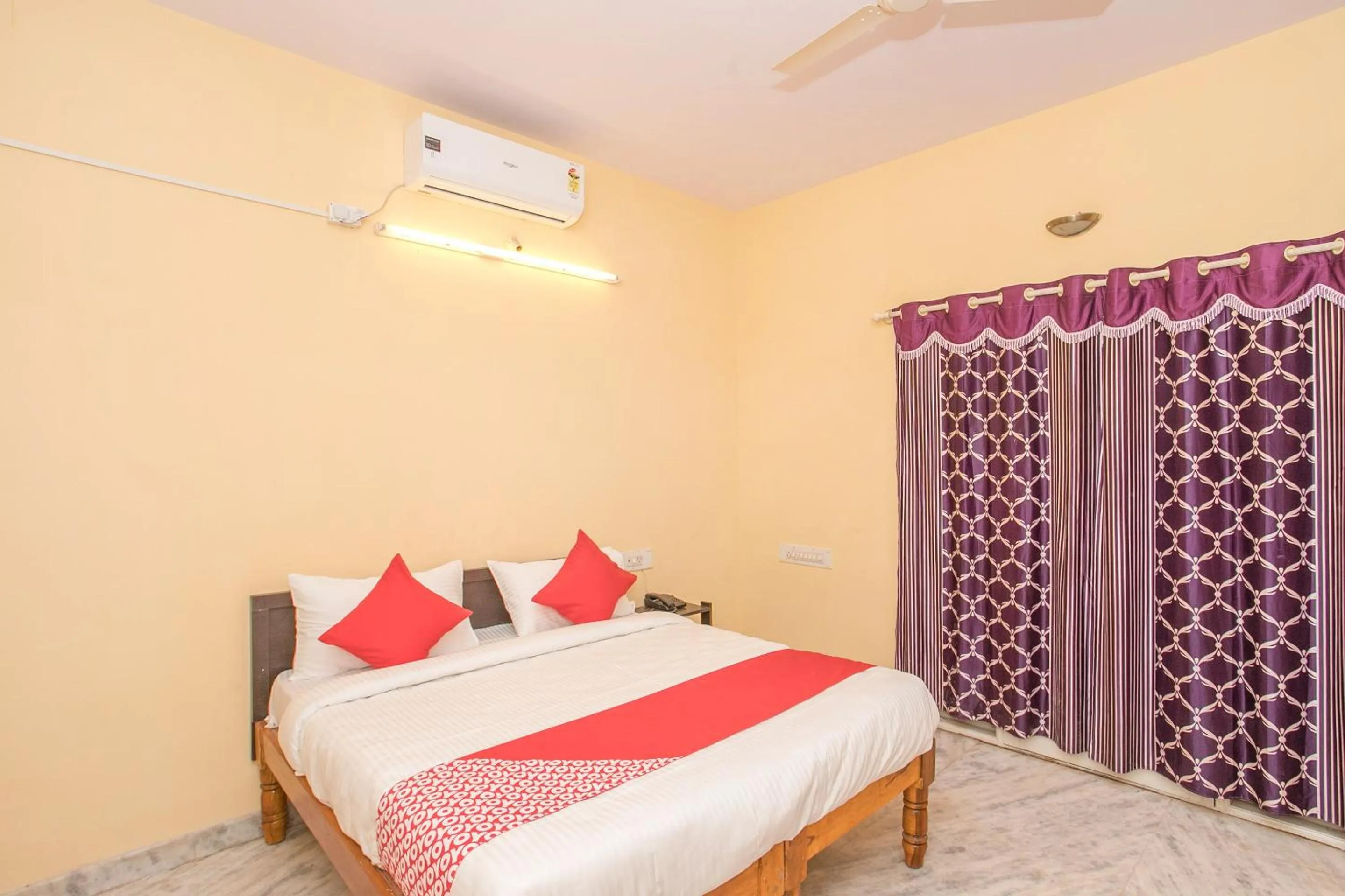 Bedroom in Hotel O Sai Kuteer Near Ragigudda Sri Prasanna Anjaneyaswamy Temple