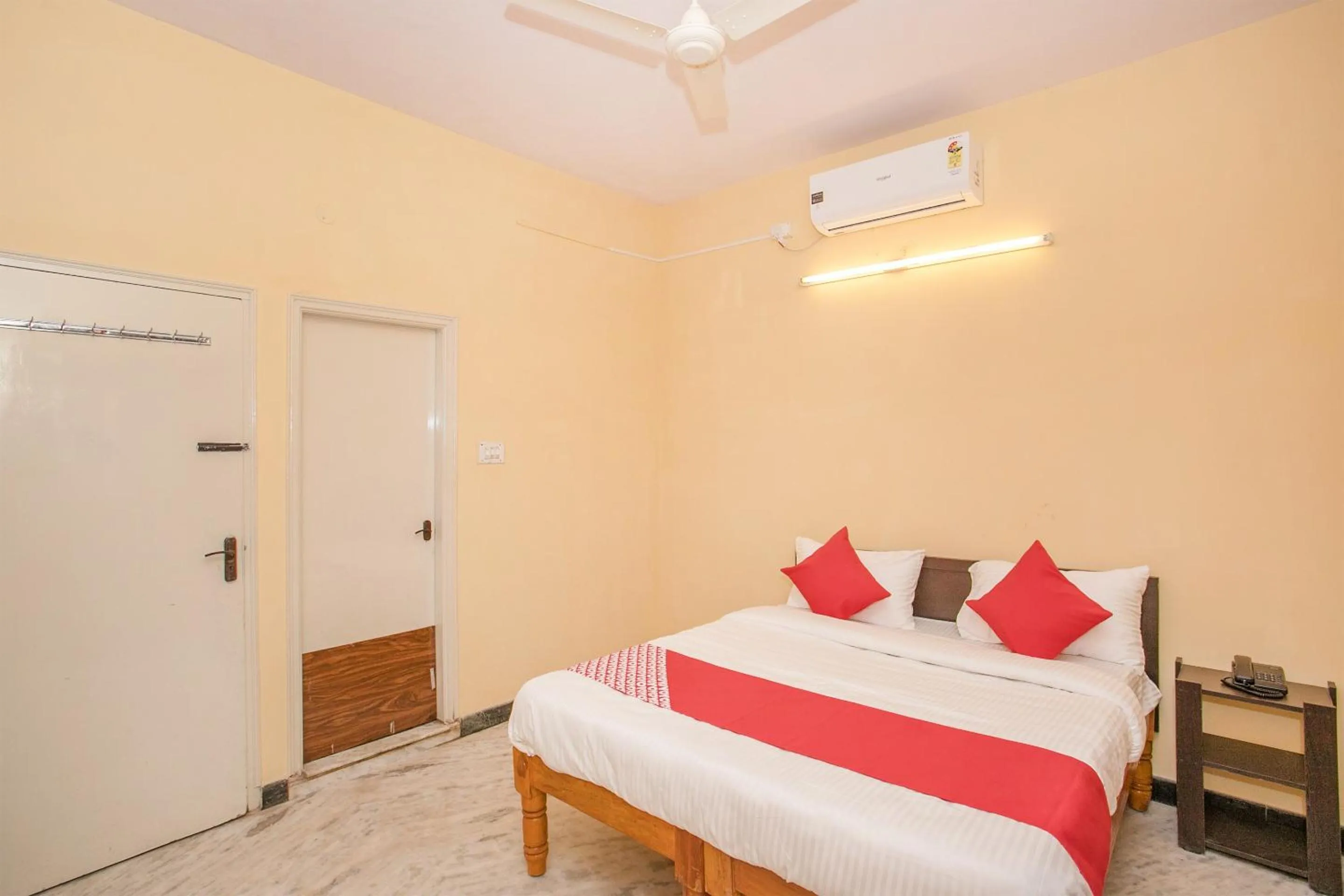 Bedroom in Hotel O Sai Kuteer Near Ragigudda Sri Prasanna Anjaneyaswamy Temple