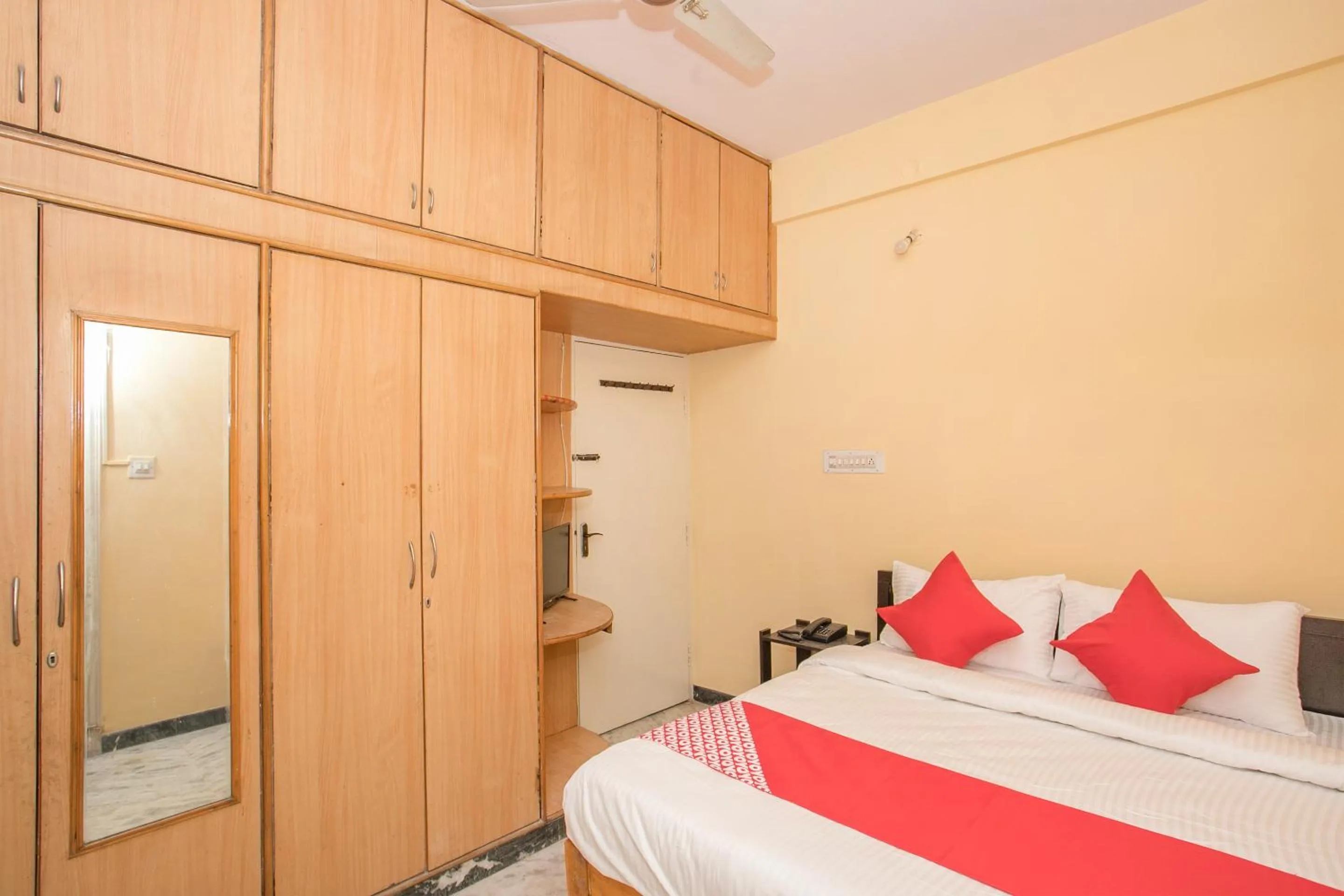 Bedroom in Hotel O Sai Kuteer Near Ragigudda Sri Prasanna Anjaneyaswamy Temple