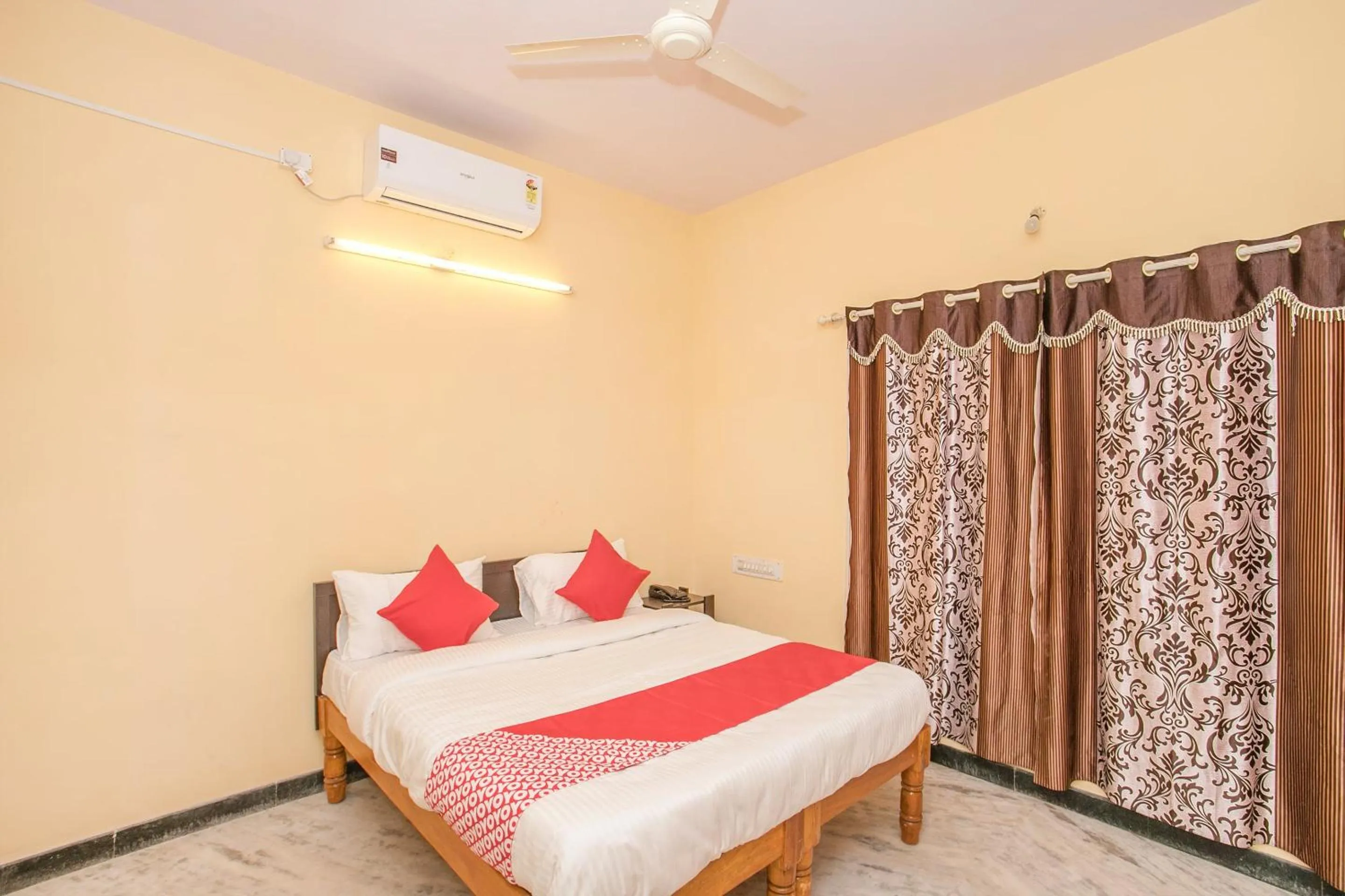 Bedroom in Hotel O Sai Kuteer Near Ragigudda Sri Prasanna Anjaneyaswamy Temple