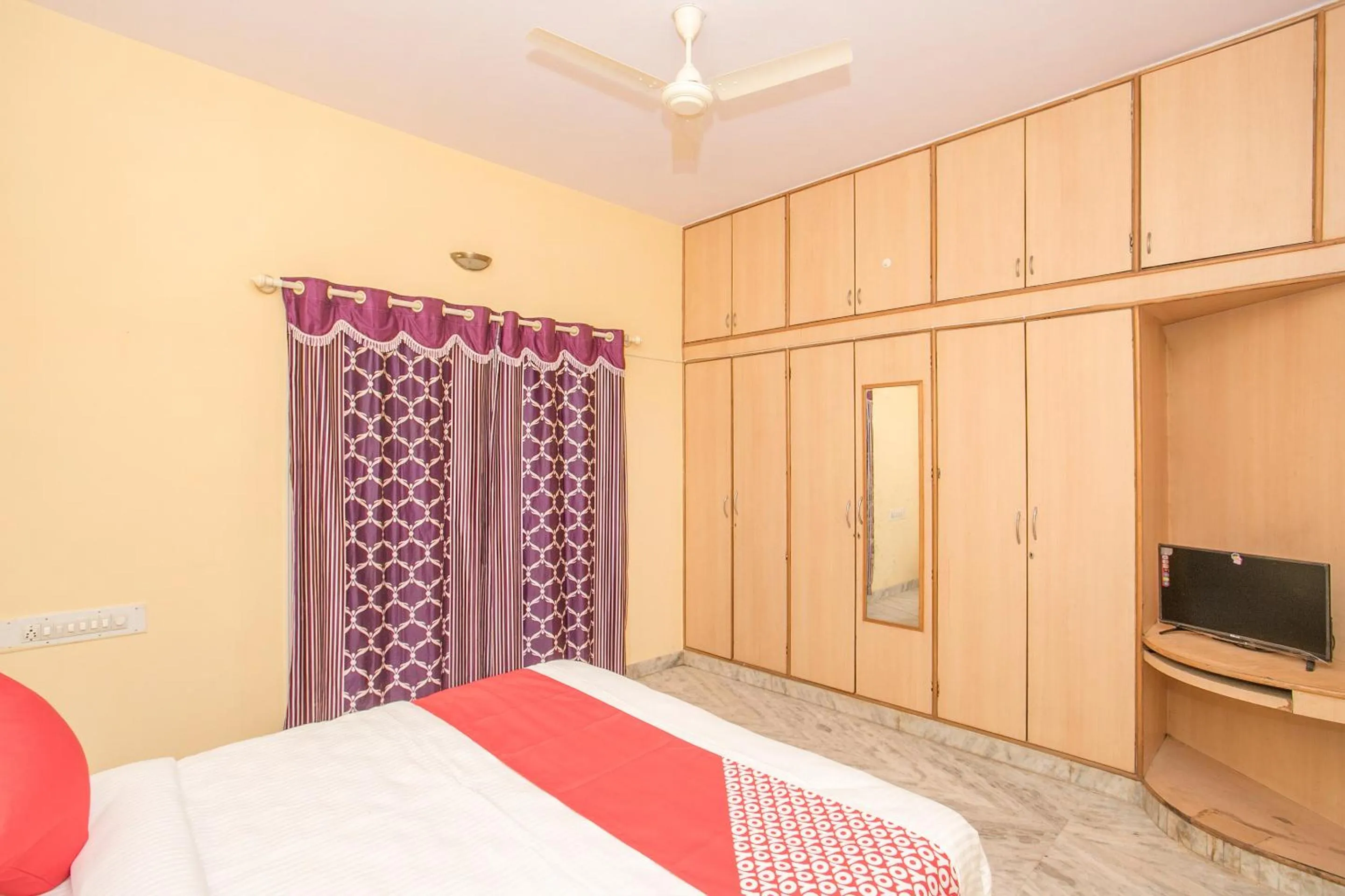 Bedroom in Hotel O Sai Kuteer Near Ragigudda Sri Prasanna Anjaneyaswamy Temple