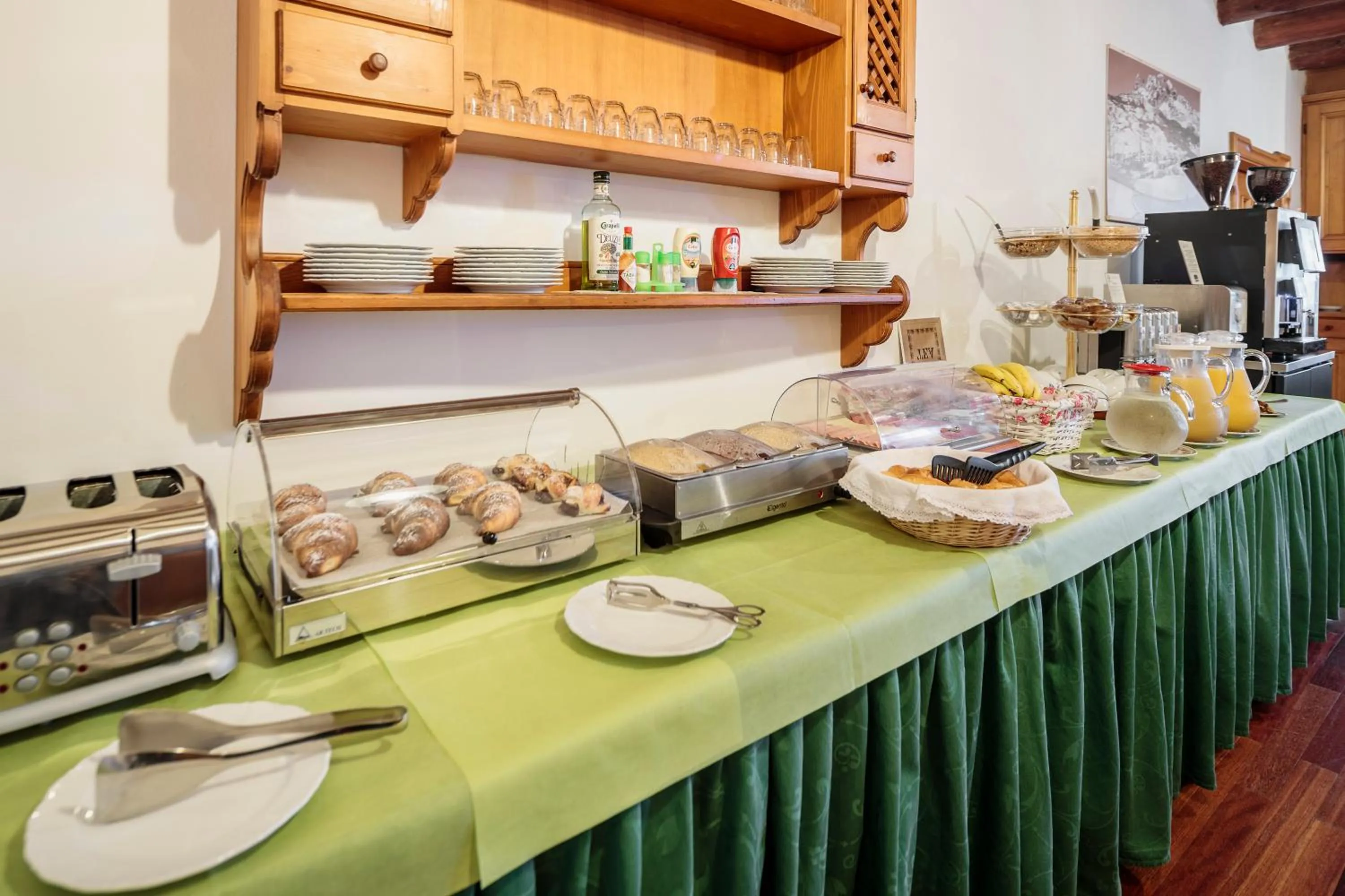 Breakfast in Hotel Al Larin