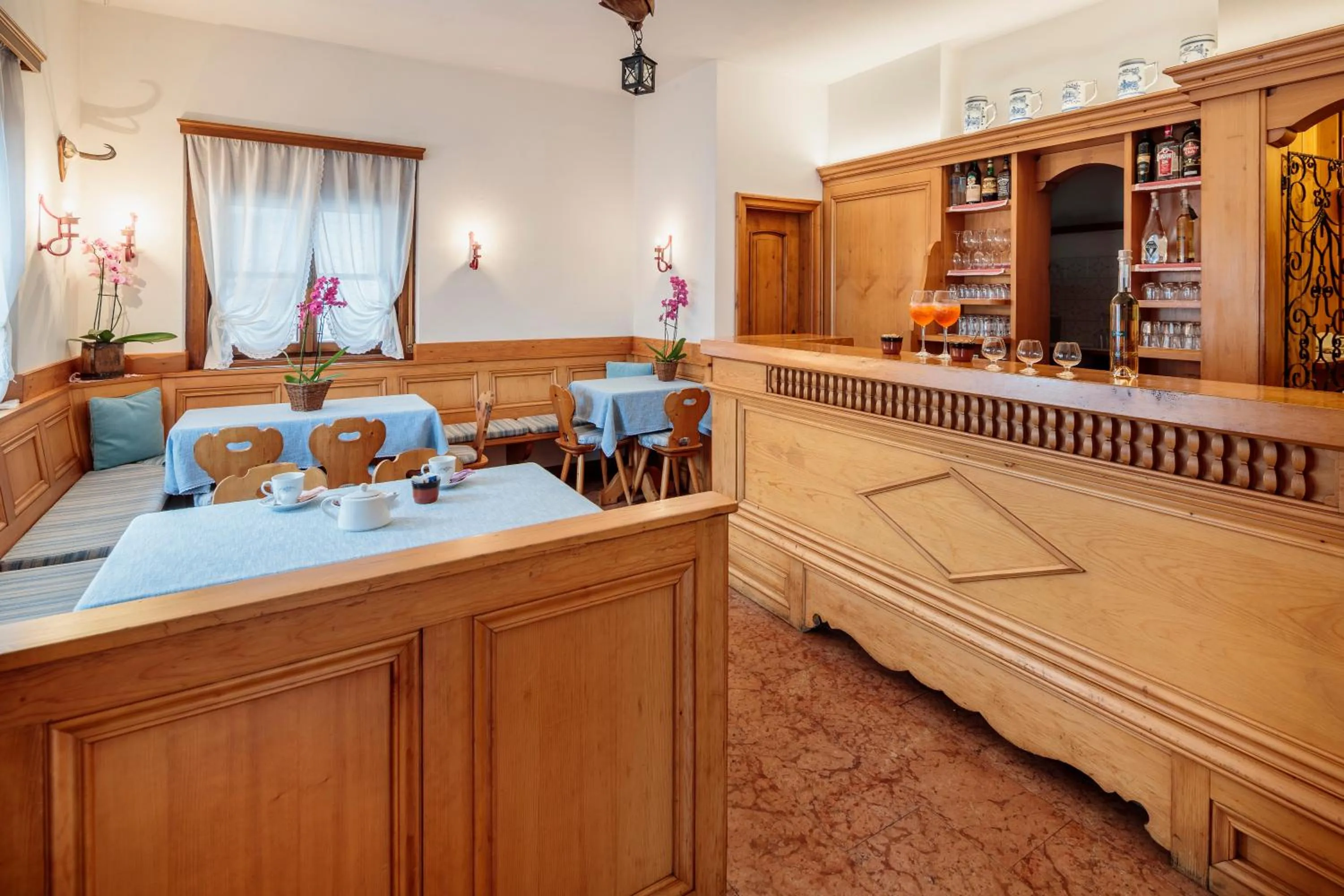 Lounge or bar in Hotel Al Larin