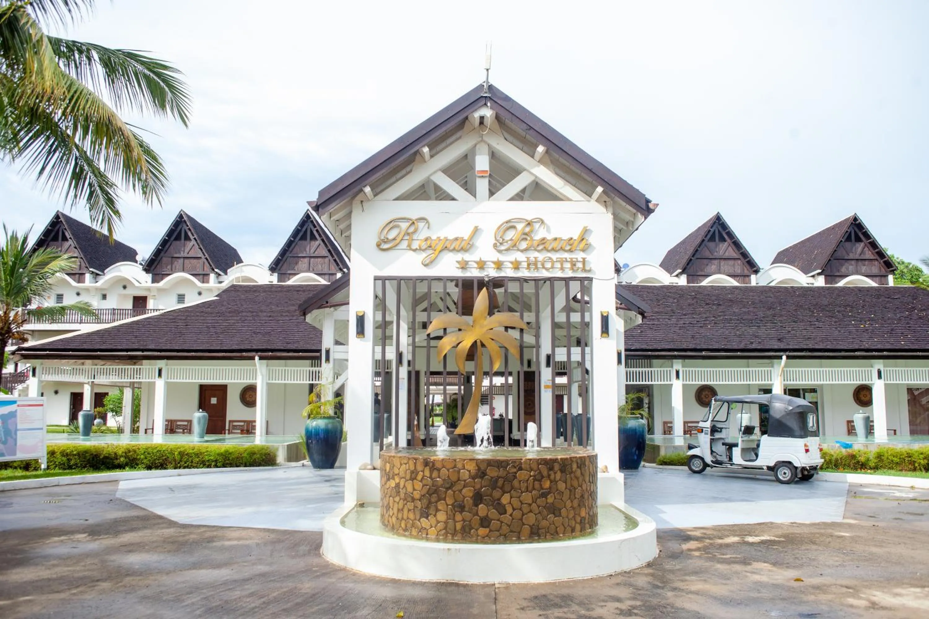 Facade/entrance in Royal Beach Hôtel