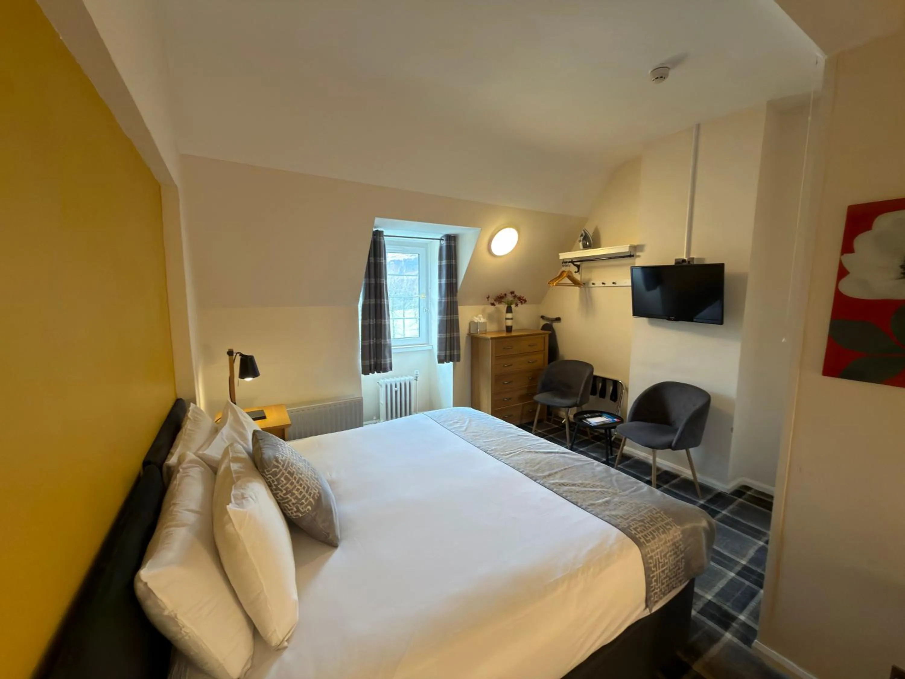 View (from property/room), Bed in Killin Hotel