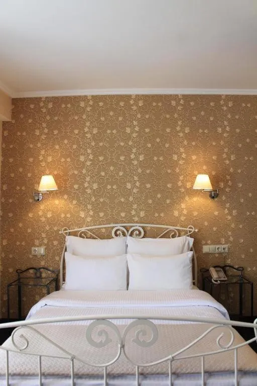 Bed in Redline Hotel