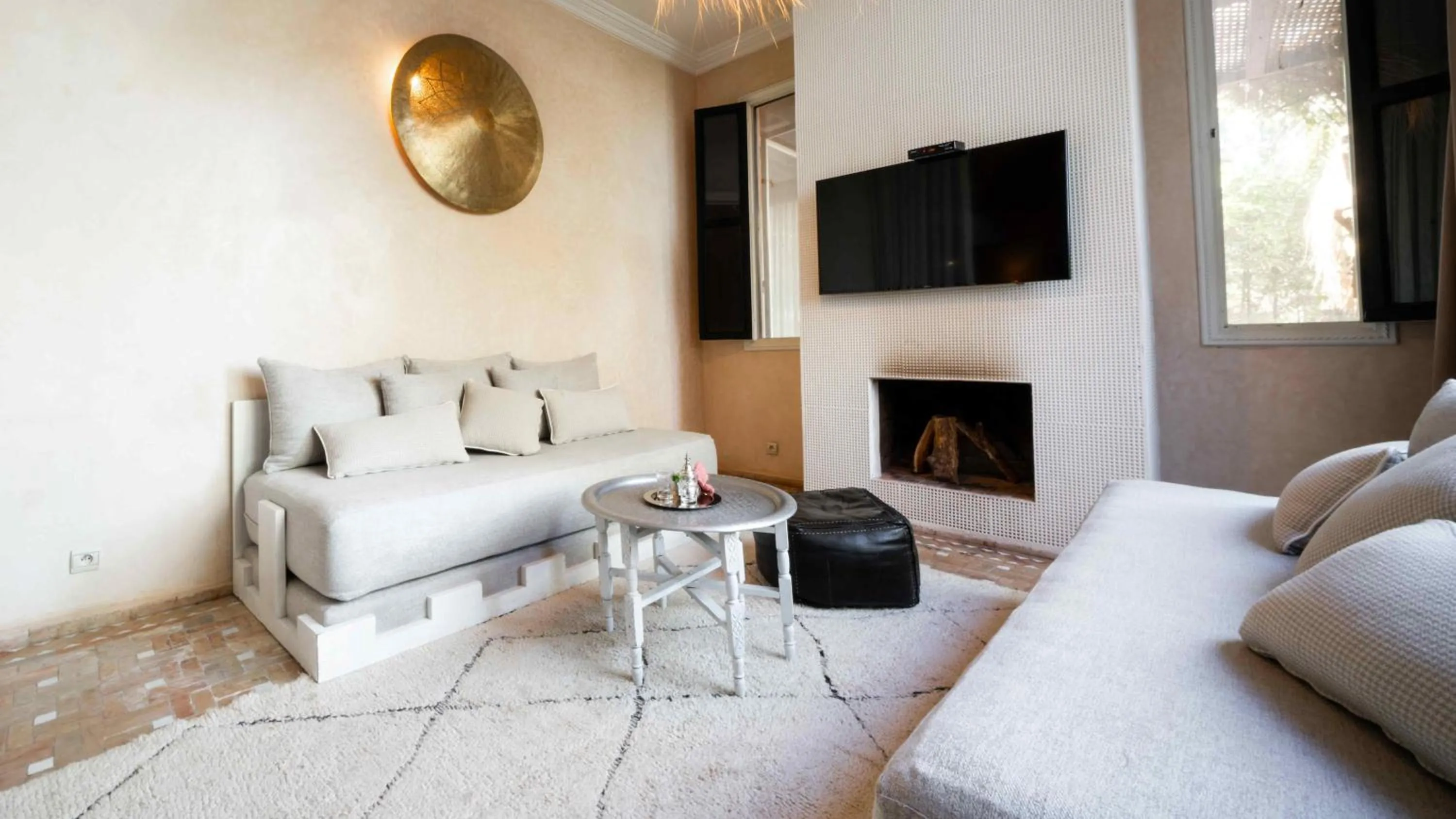 Communal lounge/ TV room in Riad Jawad & Spa