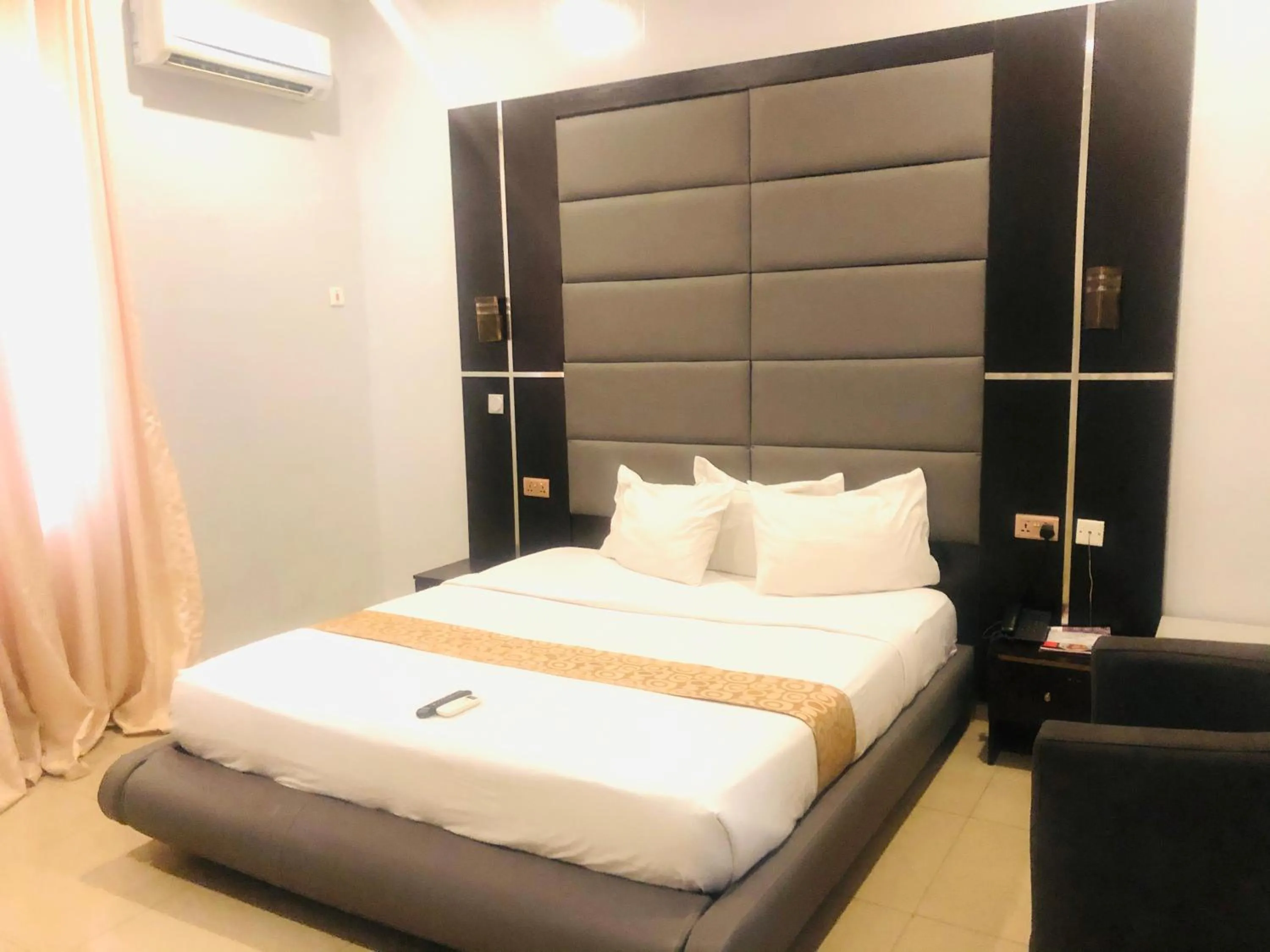 Bed in Mayor's & Diplomat Suite - GRA