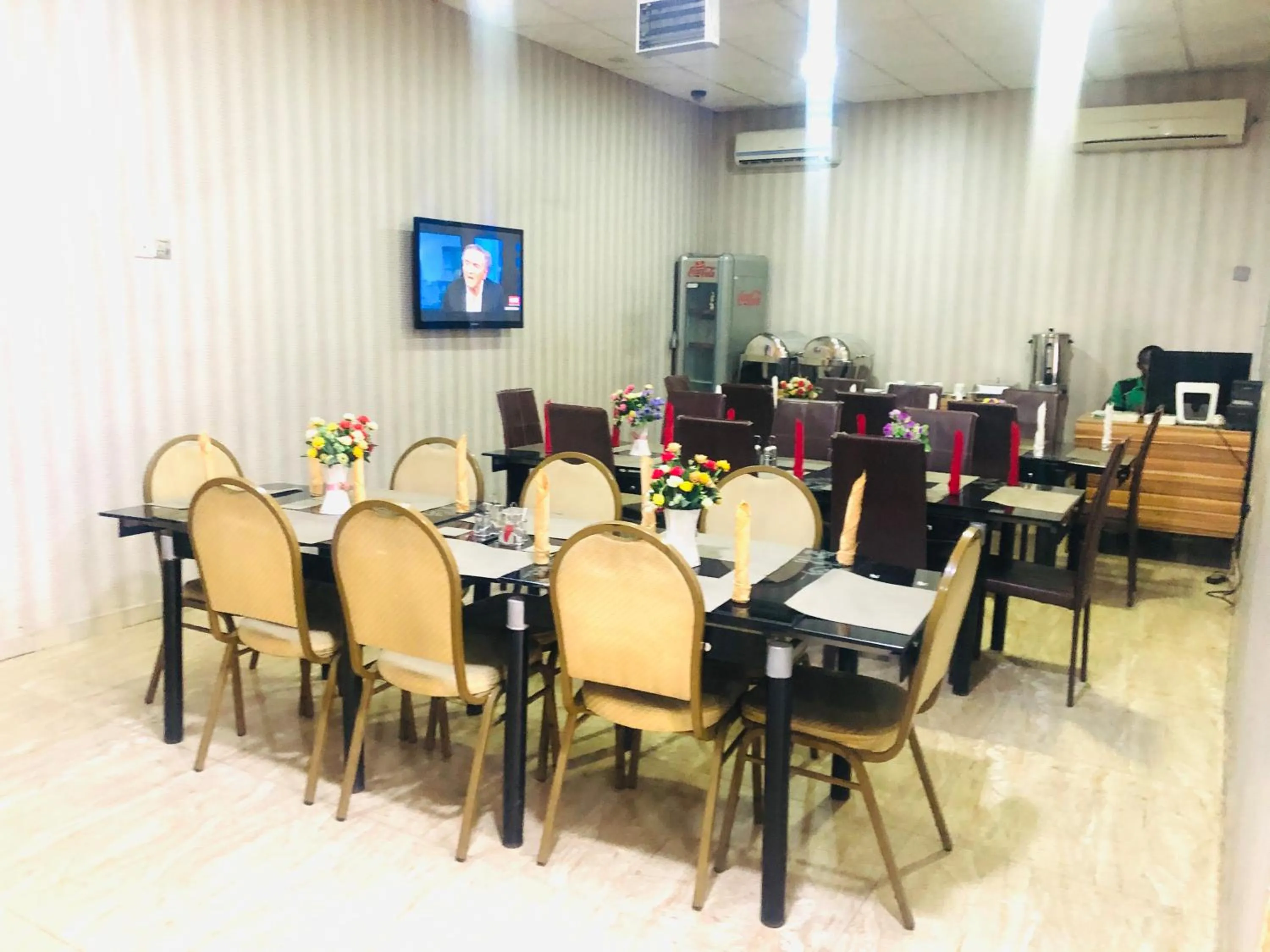 Restaurant/places to eat in Mayor's & Diplomat Suite - GRA