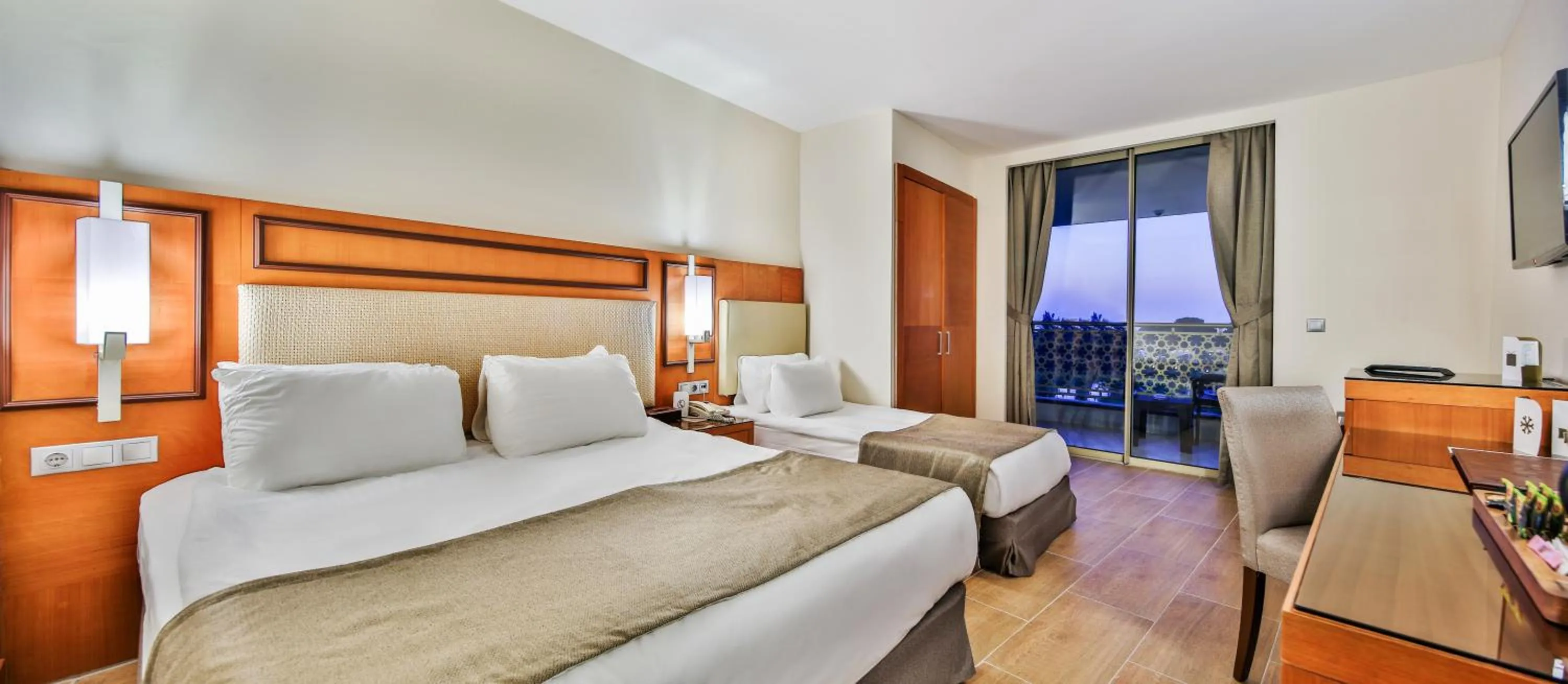 Property building, Bed in Crystal Prestige Pearl Collection