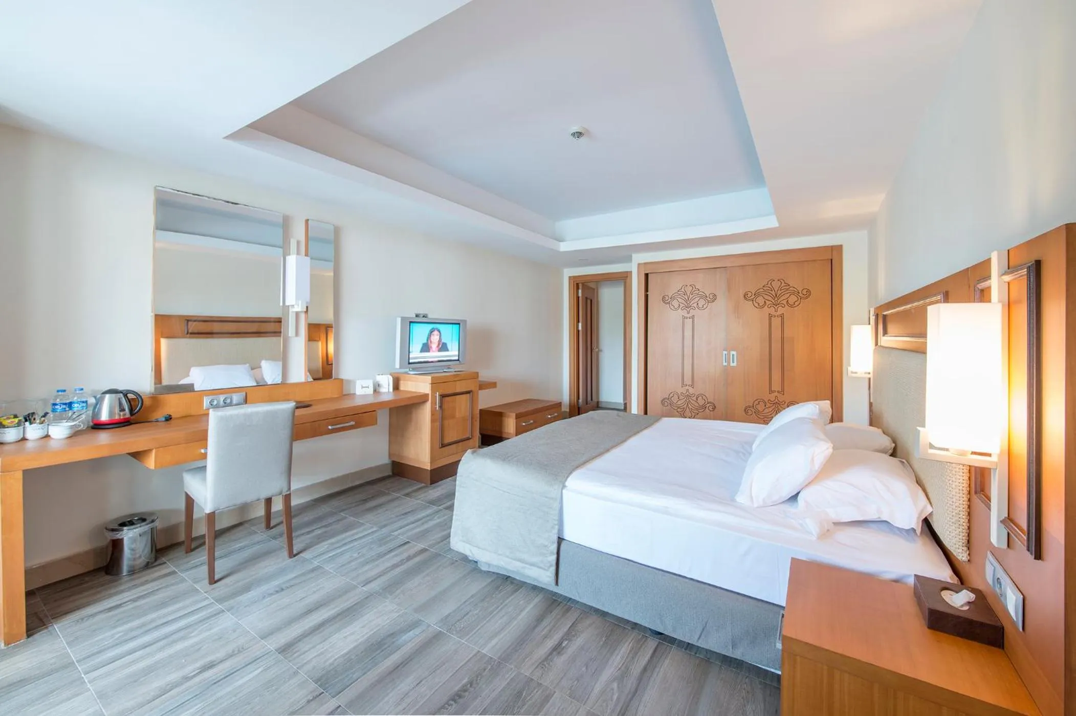 Property building, Bed in Crystal Prestige Pearl Collection