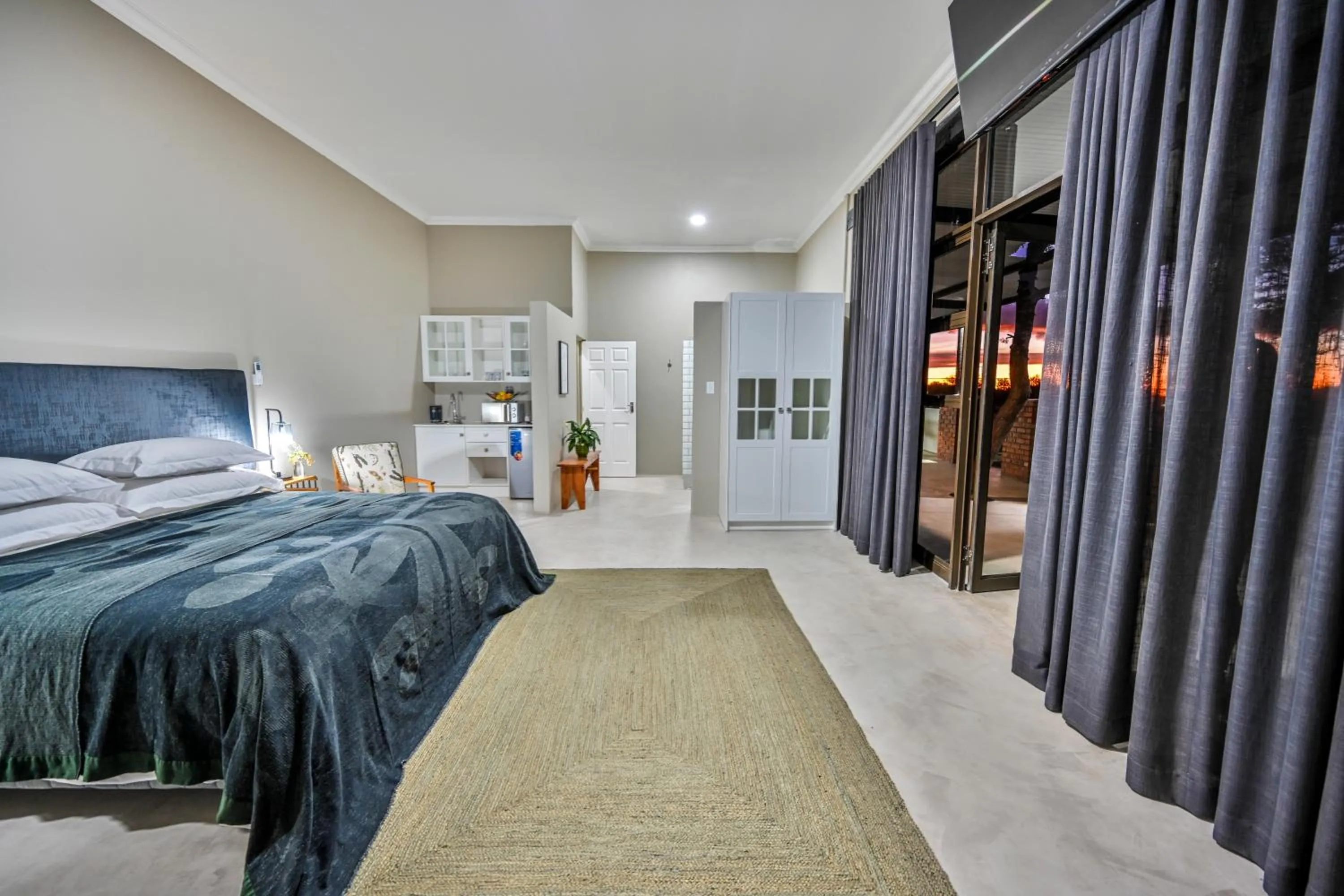 Bedroom, Bed in Blue Rain Guest House