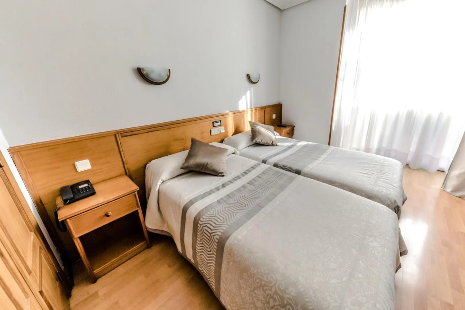 Photo of the whole room, Bed in Alvi