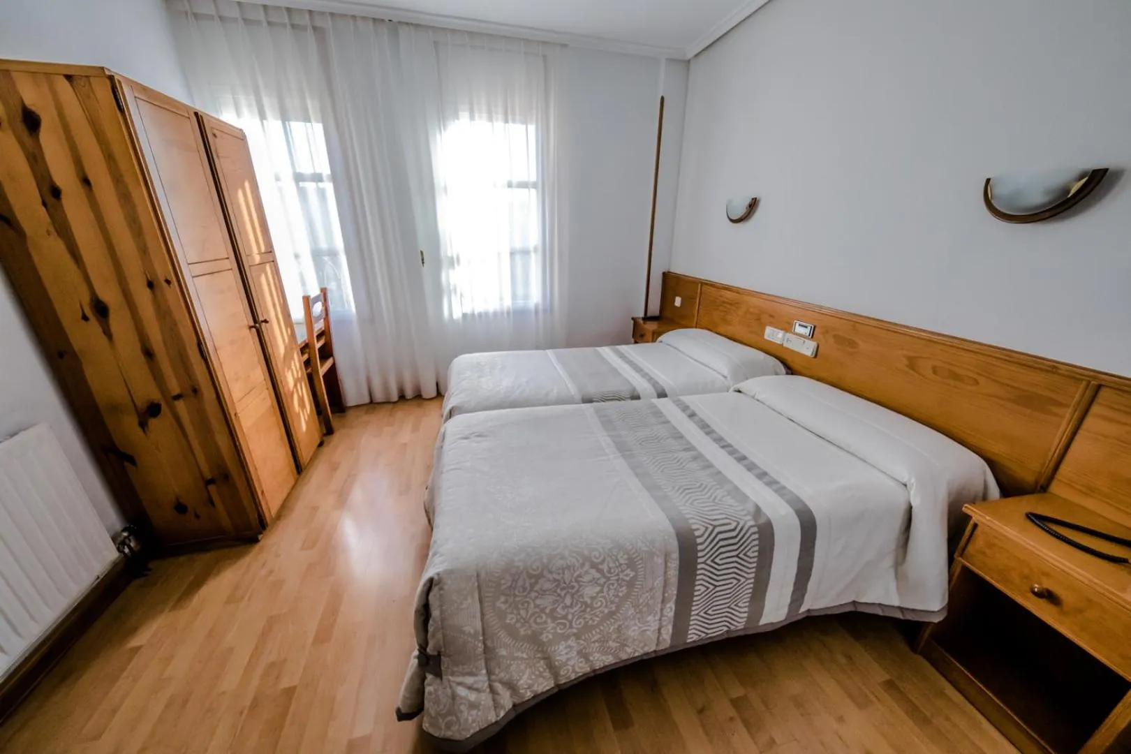 Photo of the whole room, Bed in Alvi