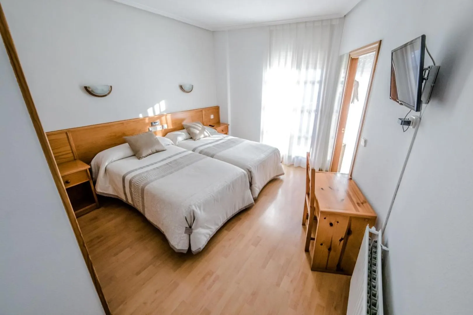 Photo of the whole room, Bed in Alvi