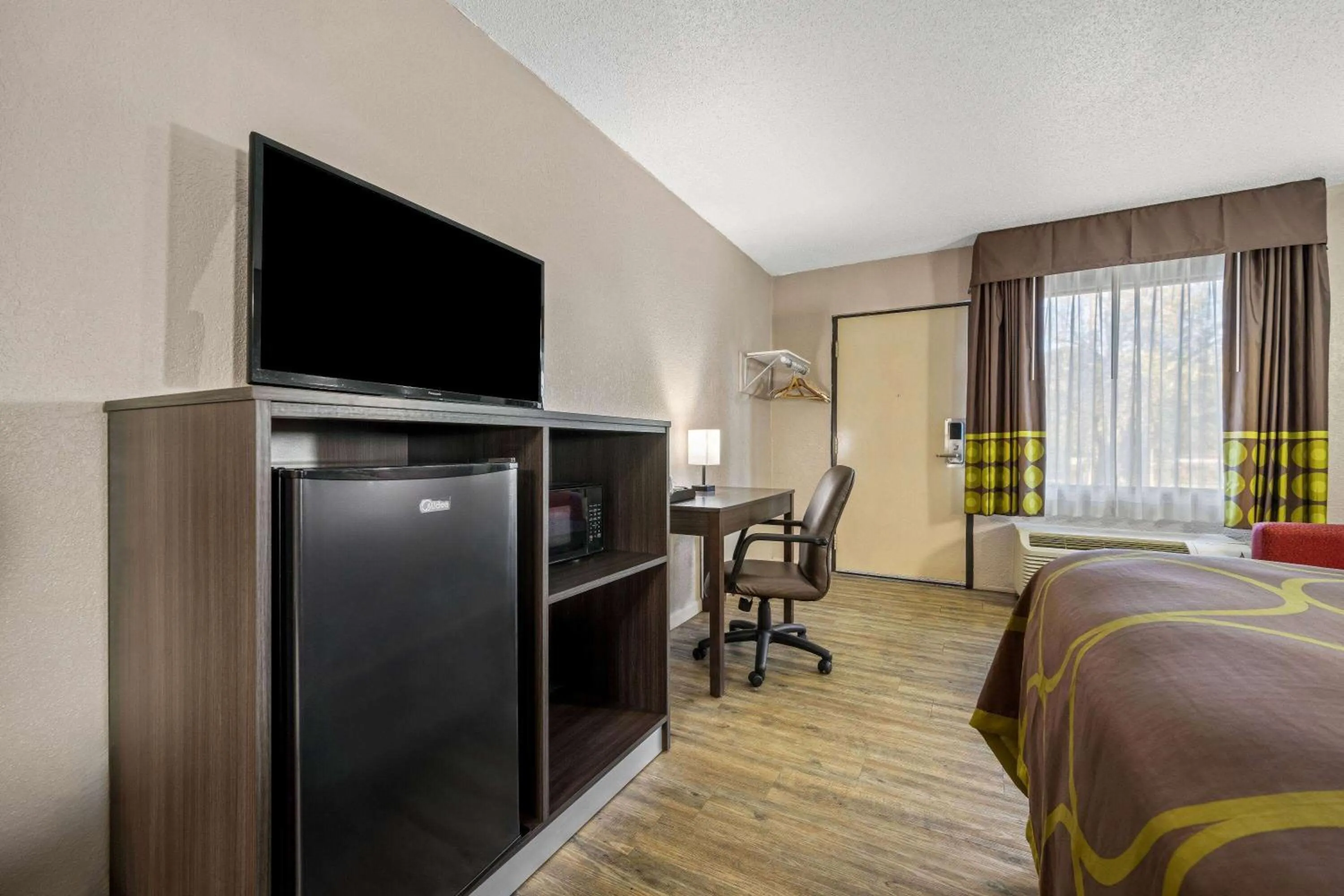 TV and multimedia, Bed in Super 8 by Wyndham Garysburg/Roanoke Rapids