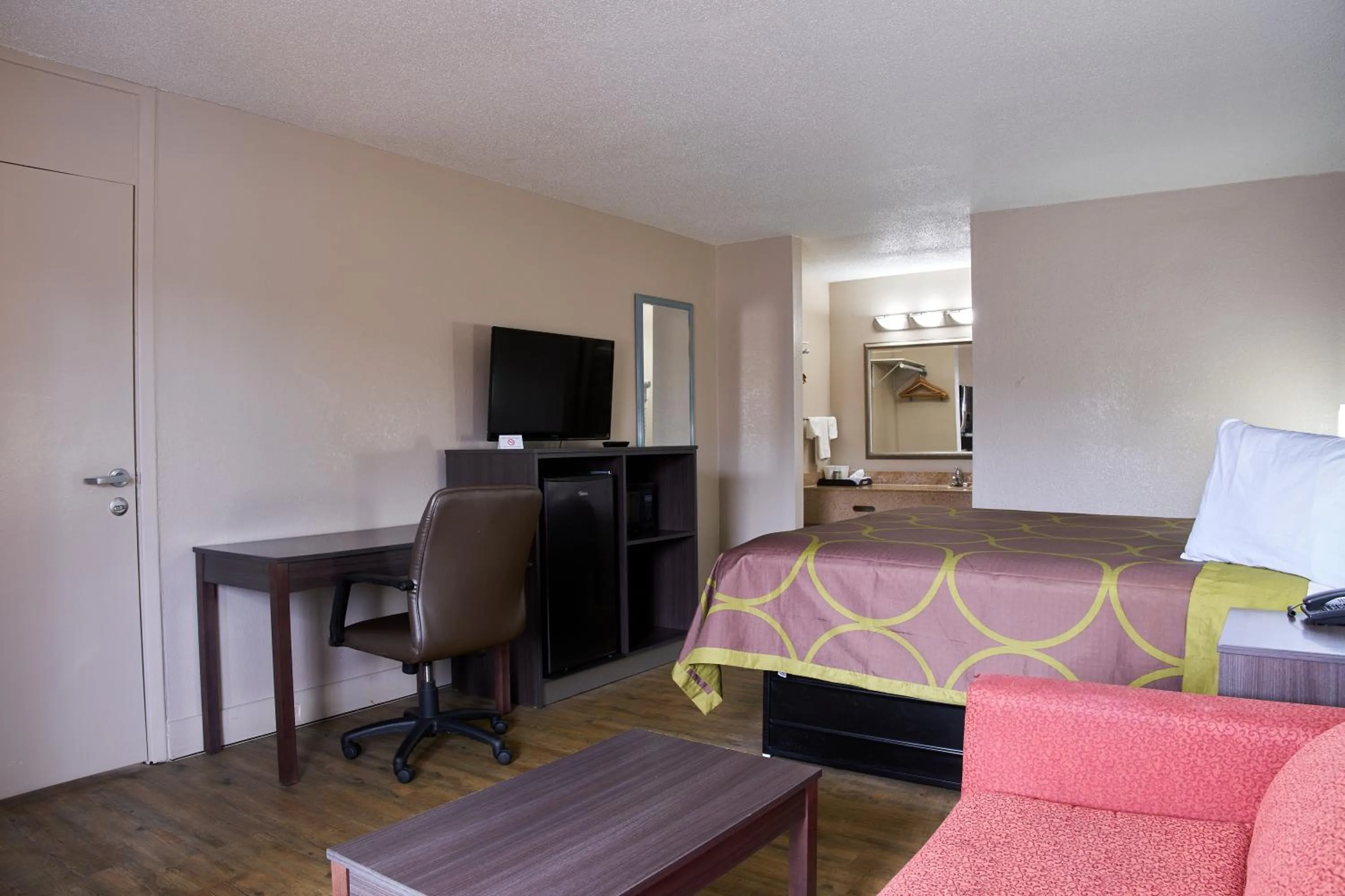 TV and multimedia in Super 8 by Wyndham Garysburg/Roanoke Rapids