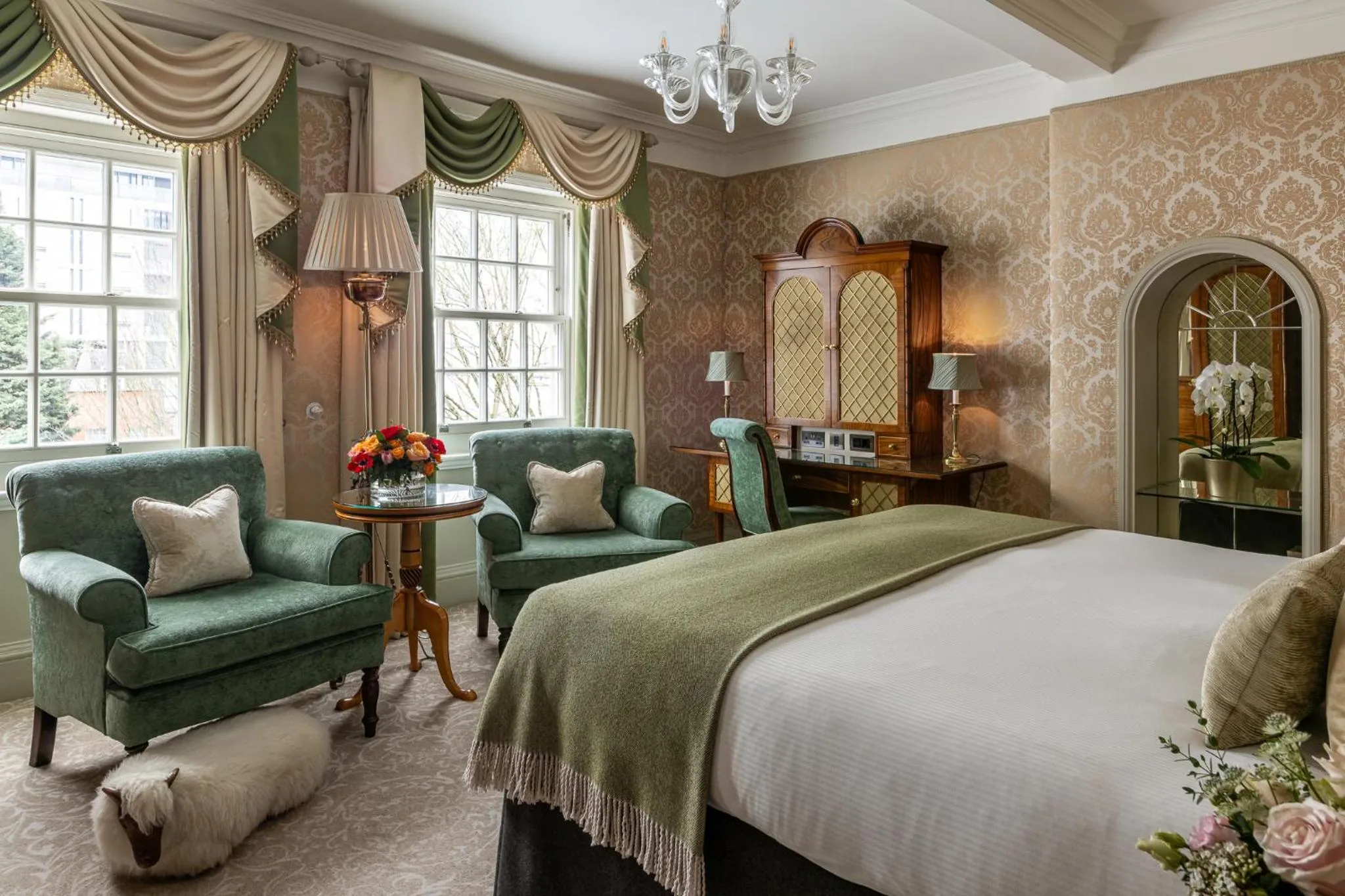 Seating area, Bed in The Goring